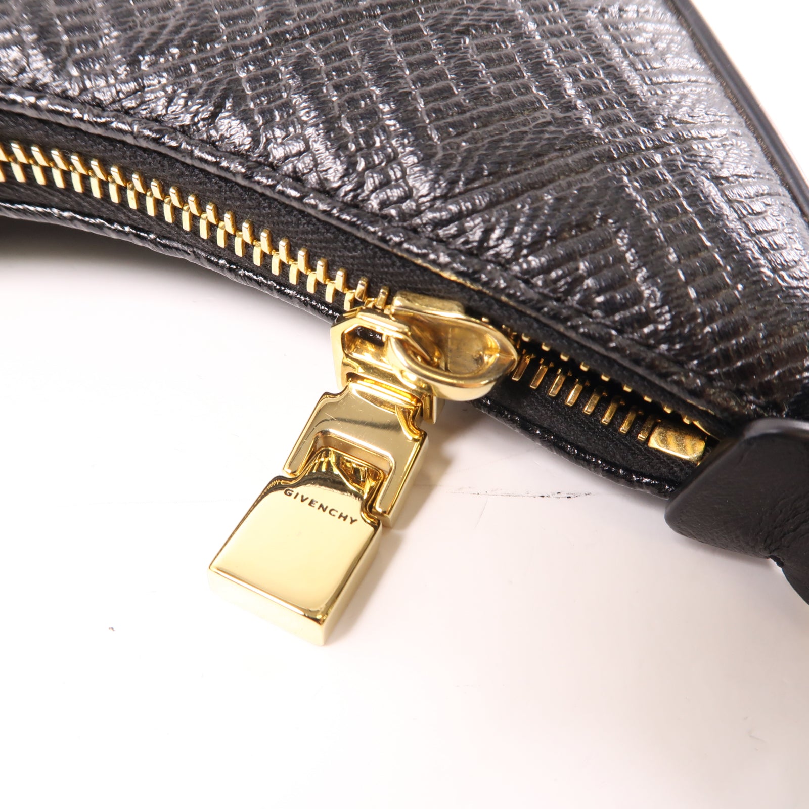 GIVENCHY 牛皮皮革Small Moon Cut Out Bag金扣肩背袋黑色