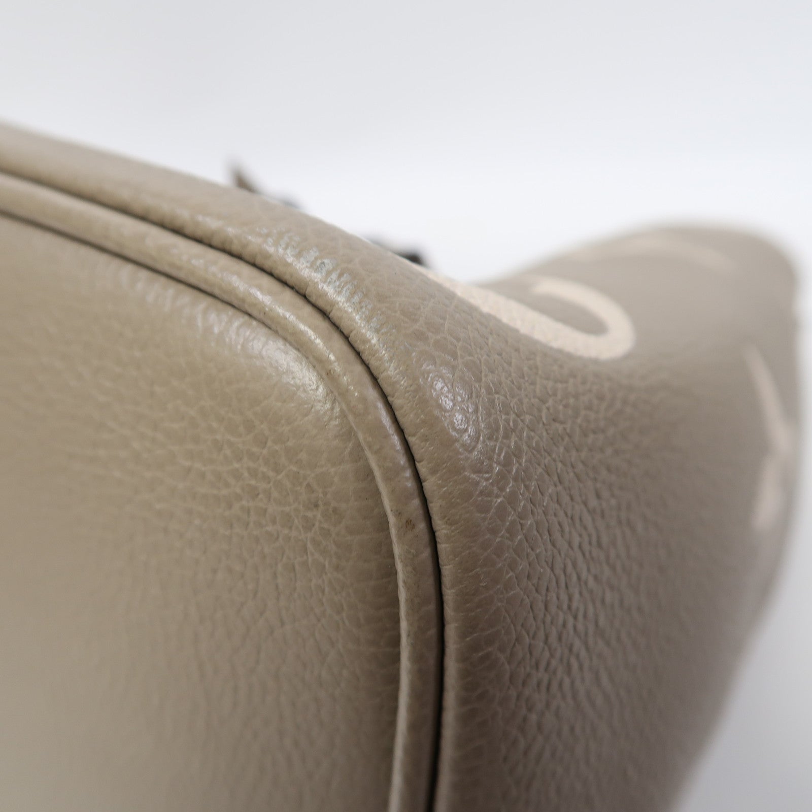 LOUIS VUITTON Monogram Empreinte Neo Noe MM金扣肩背袋卡其色