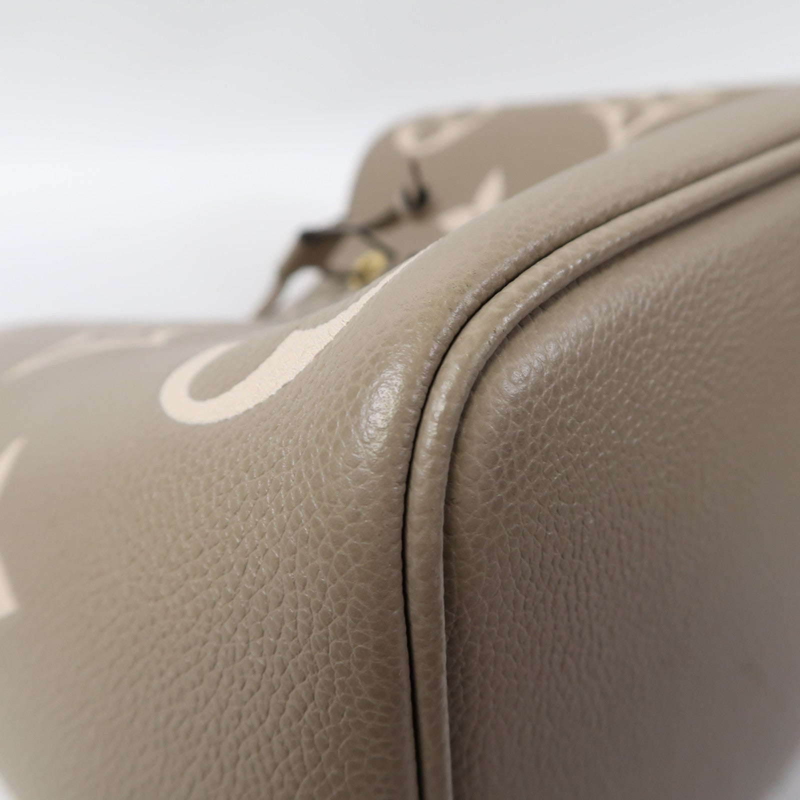 LOUIS VUITTON Monogram Empreinte Neo Noe MM金扣肩背袋卡其色