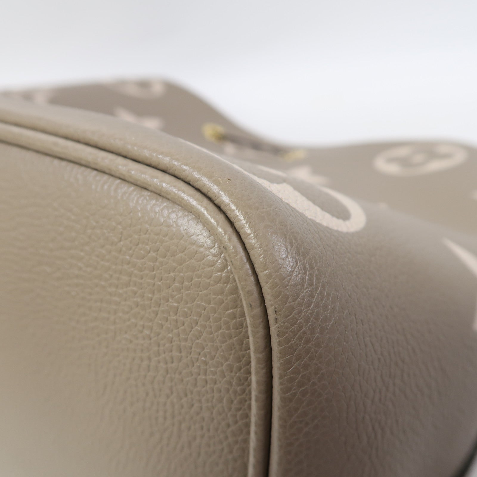 LOUIS VUITTON Monogram Empreinte Neo Noe MM金扣肩背袋卡其色