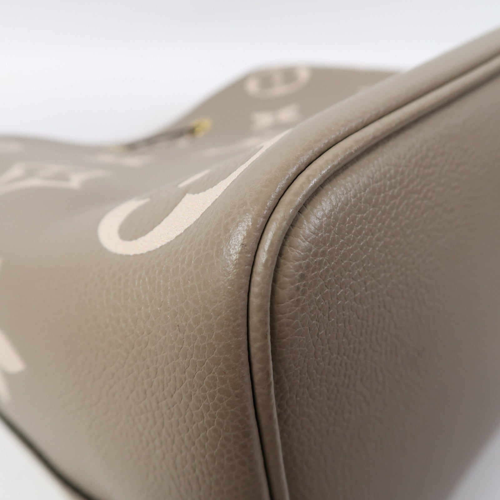 LOUIS VUITTON Monogram Empreinte Neo Noe MM金扣肩背袋卡其色