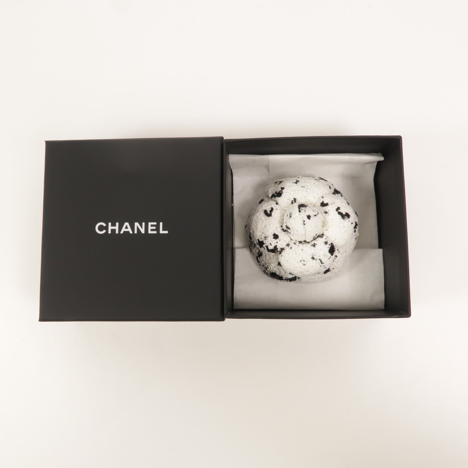 CHANEL Tweed/Sequin Camellia胸針