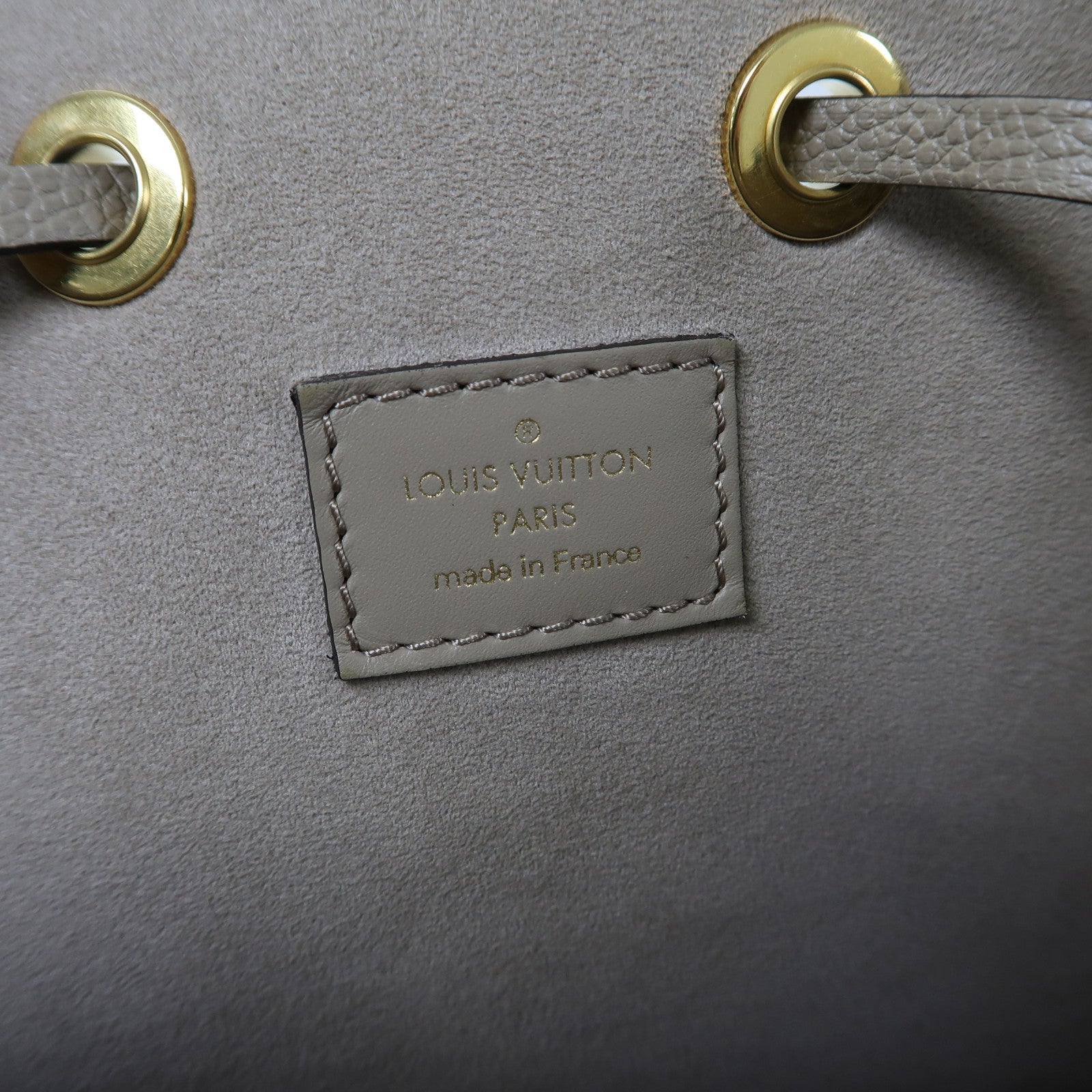 LOUIS VUITTON Monogram Empreinte Neo Noe MM金扣肩背袋卡其色