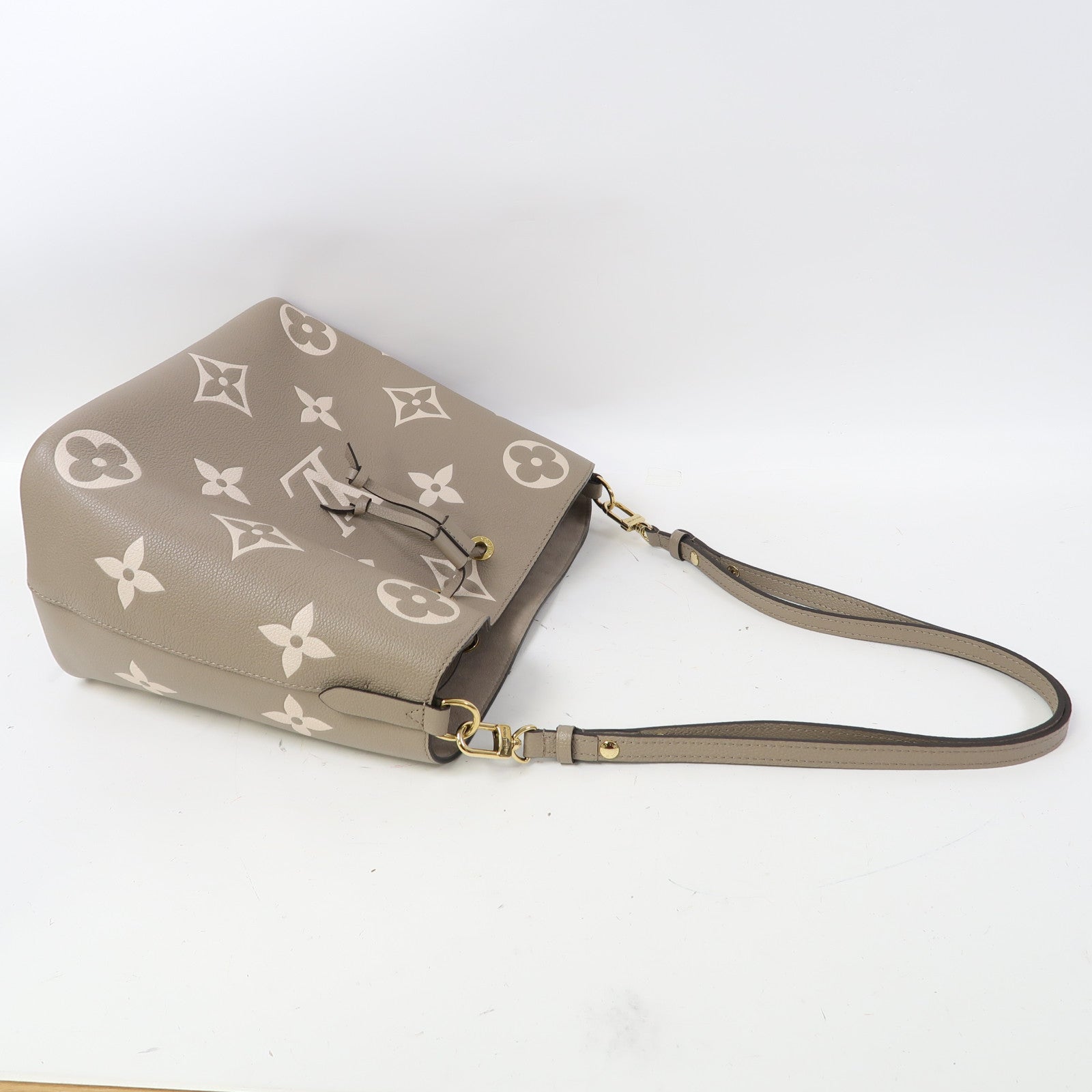 LOUIS VUITTON Monogram Empreinte Neo Noe MM金扣肩背袋卡其色