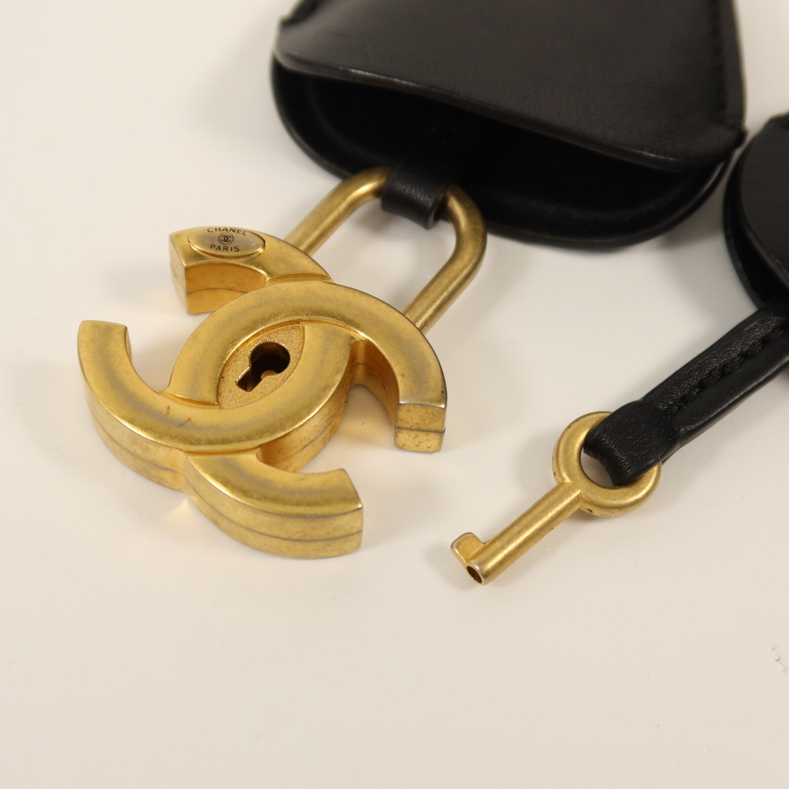 CHANEL 牛皮皮革Vanity Case金扣鏈帶肩背袋