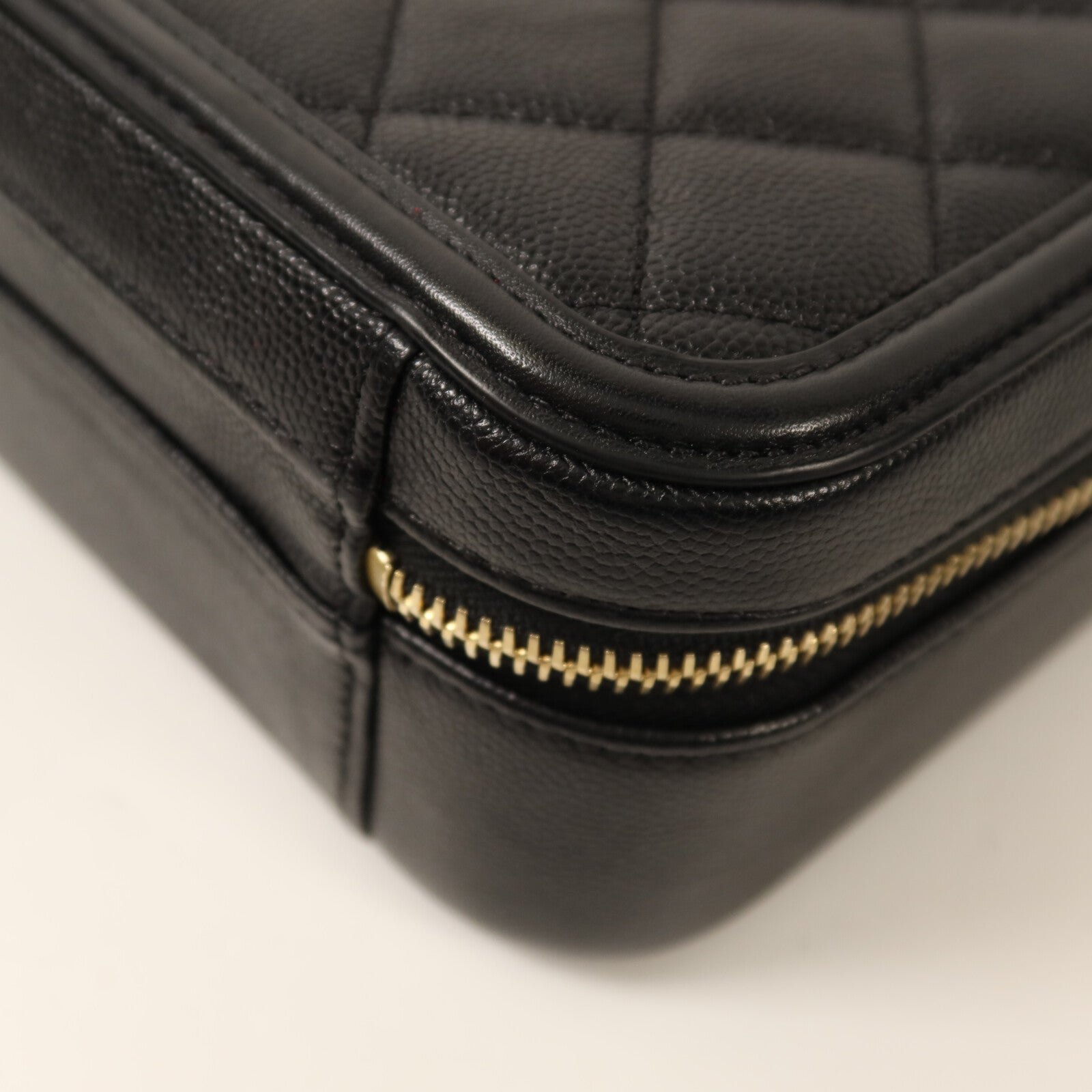 CHANEL 牛皮皮革Vanity Case金扣鏈帶肩背袋