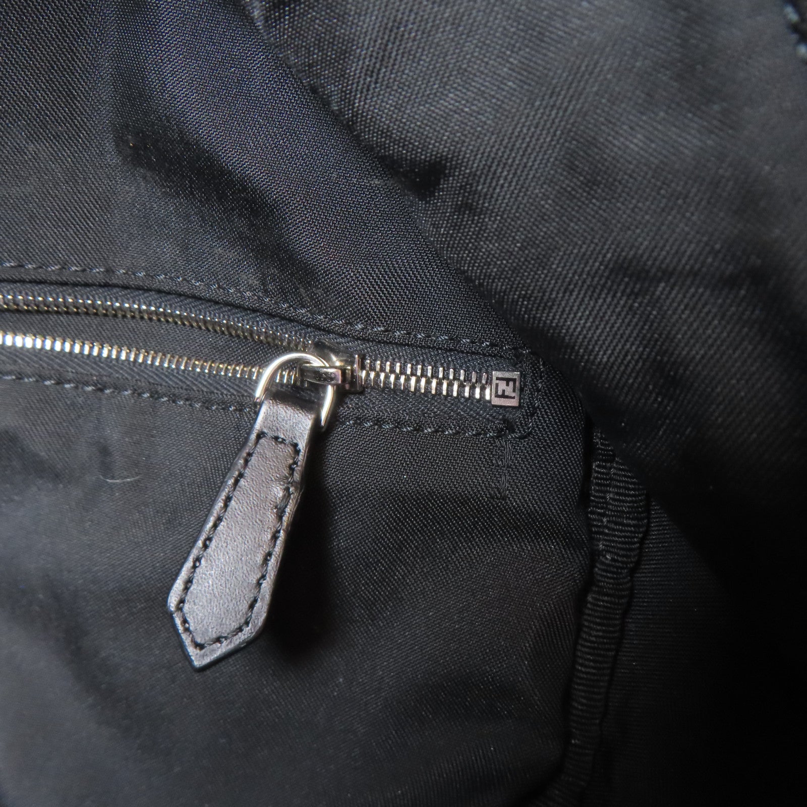 FENDI 牛皮皮革Backpack銀扣背包黑色