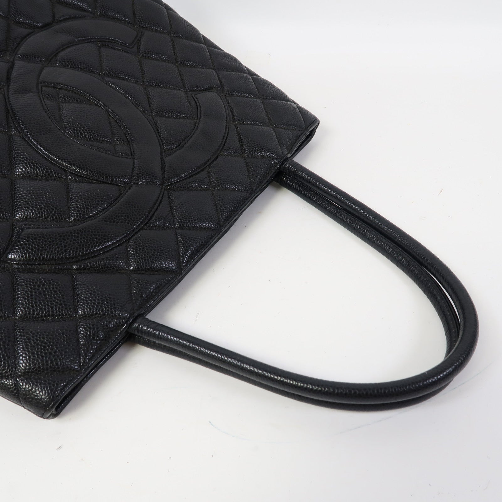 CHANEL 菱格Caviar皮革Vintage Medallion Tote銀扣肩背袋黑色