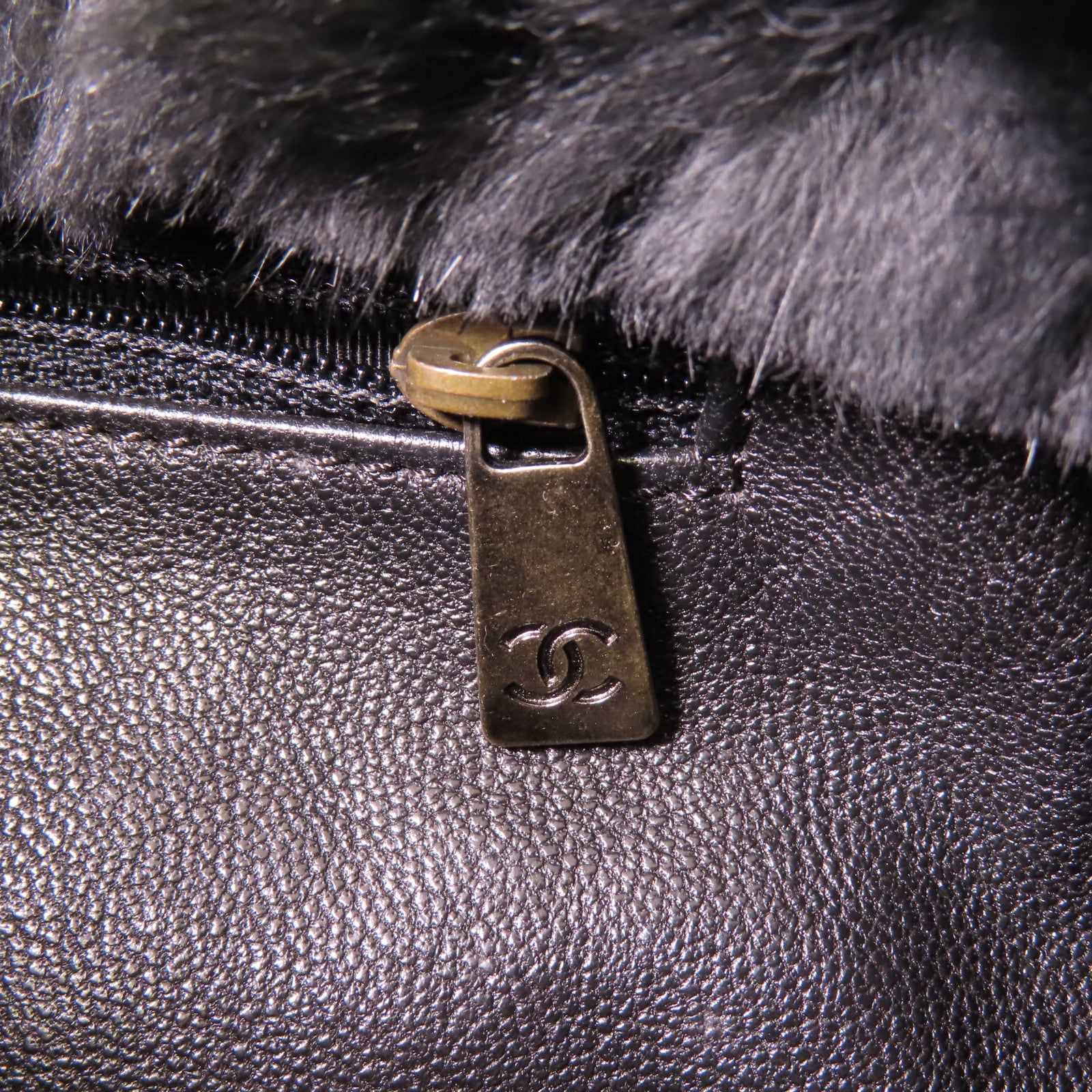 CHANEL 兔毛Shoulder Bag鏈帶肩背袋