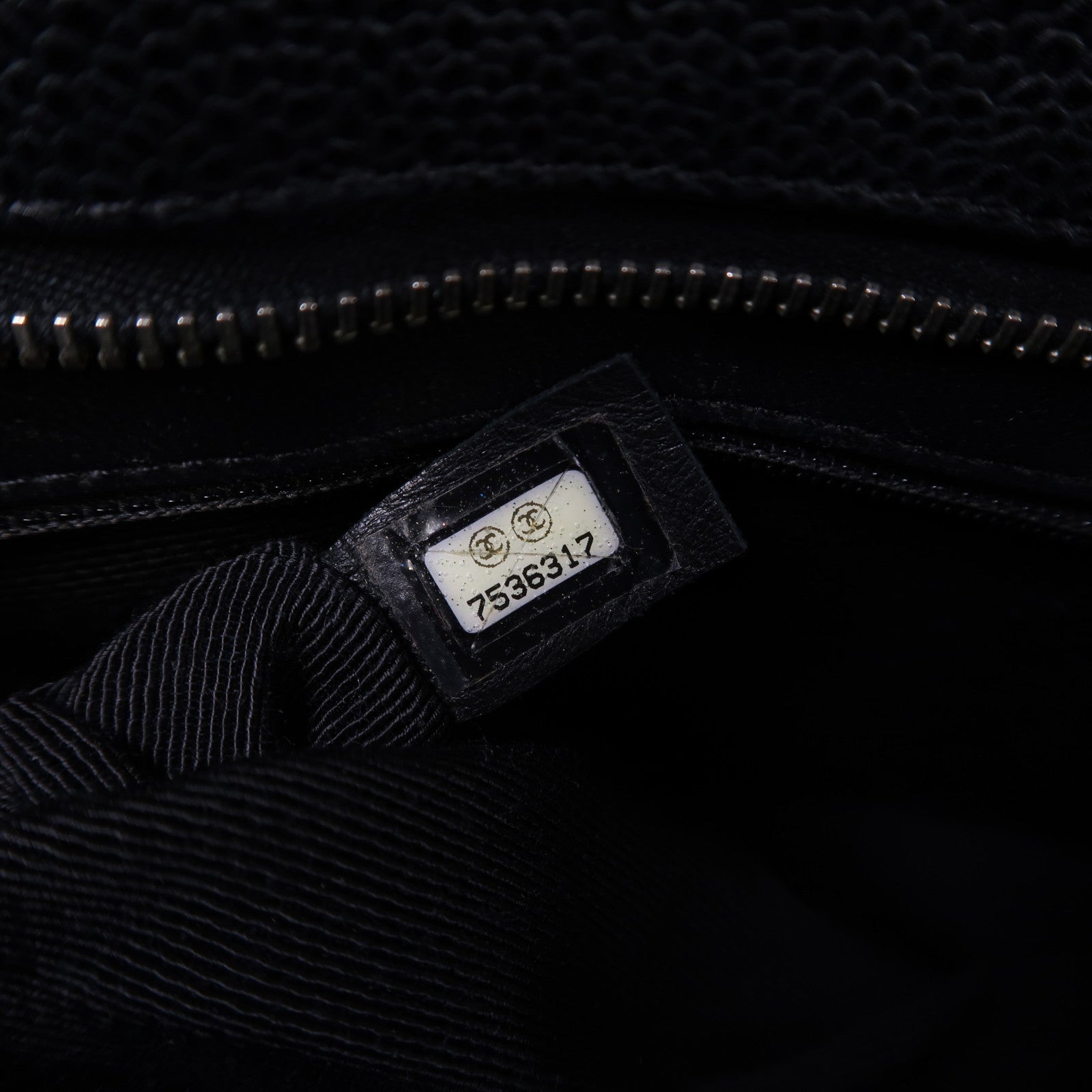 CHANEL 菱格Caviar皮革Vintage Medallion Tote銀扣肩背袋黑色