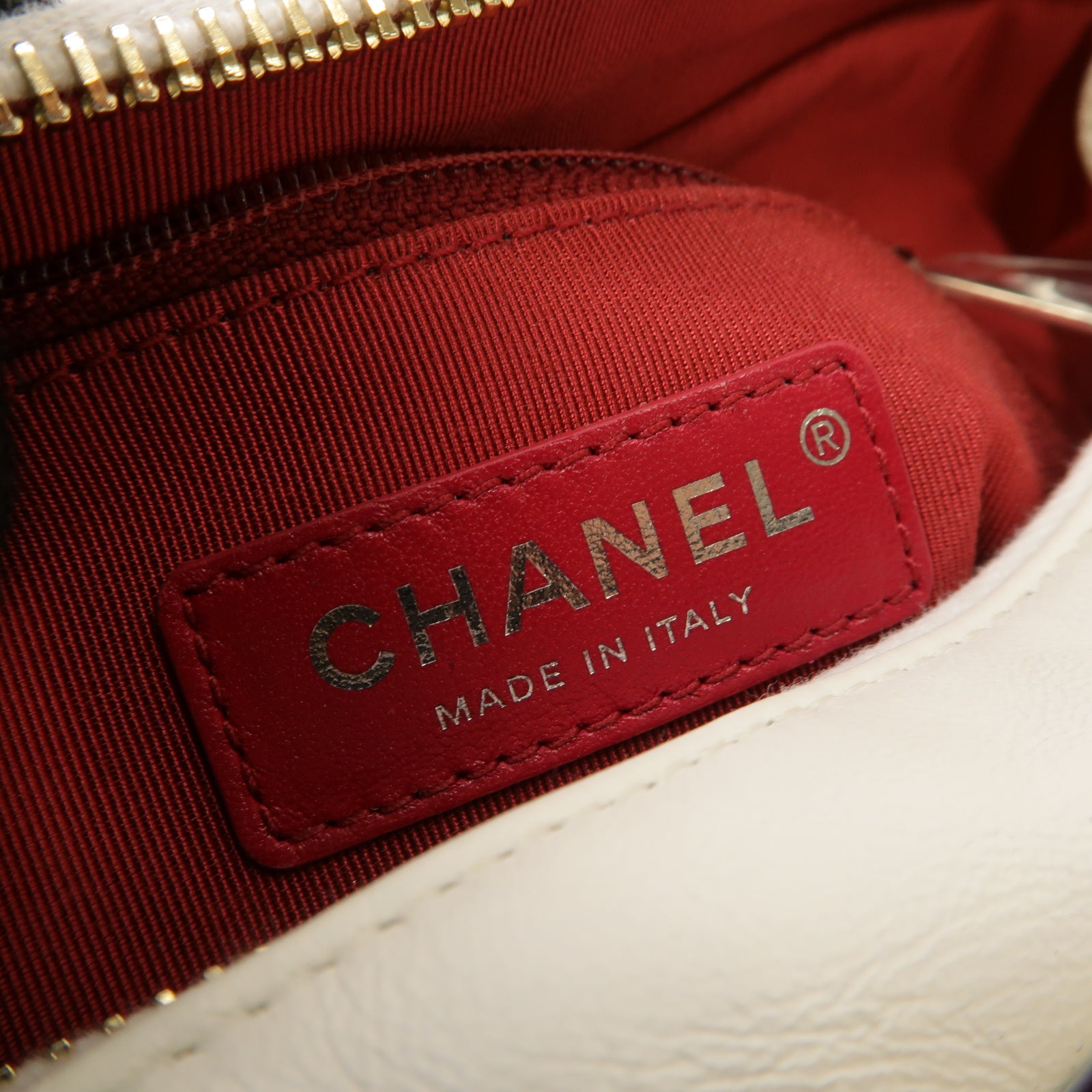 CHANEL 【激減優惠】菱格牛皮皮革Gabrielle Small金/銀扣肩背袋白色/黑色