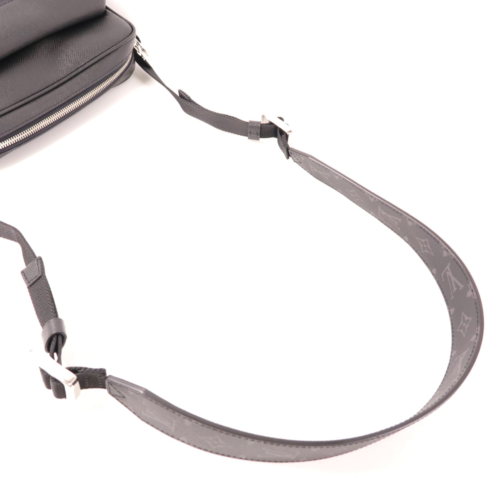 LOUIS VUITTON Monogram Eclipse/Taiga Outdoor Messenger銀扣肩背袋