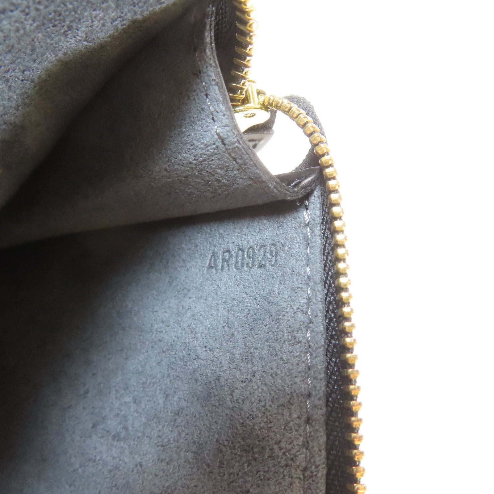 LOUIS VUITTON Epi Pochette Accessories金扣手挽袋黑色