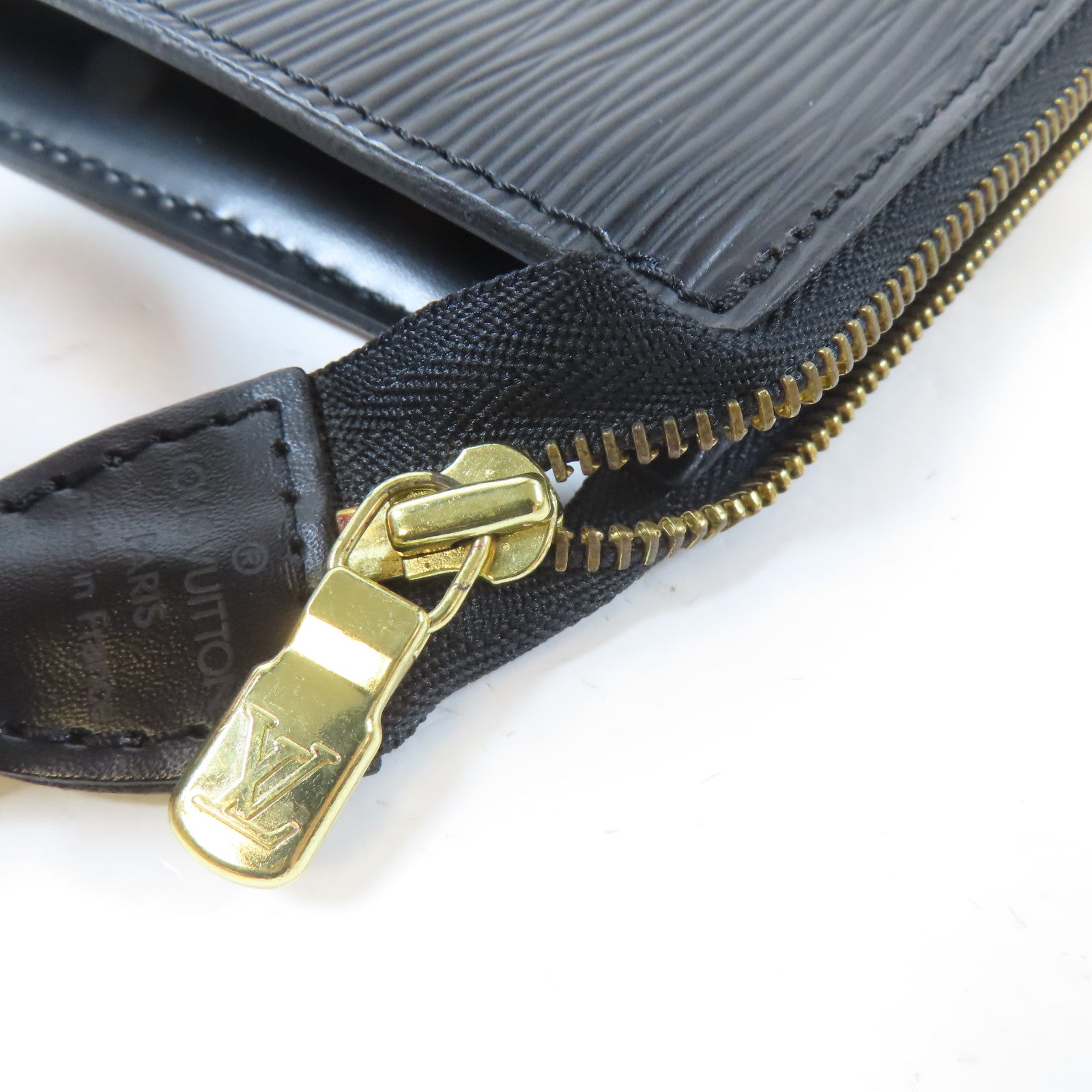LOUIS VUITTON Epi Pochette Accessories金扣手挽袋黑色