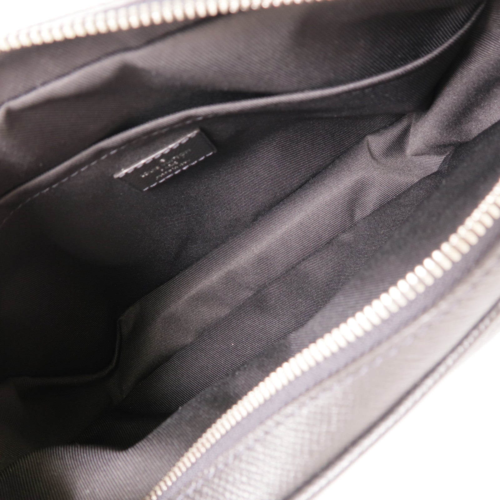 LOUIS VUITTON Monogram Eclipse/Taiga Outdoor Messenger銀扣肩背袋