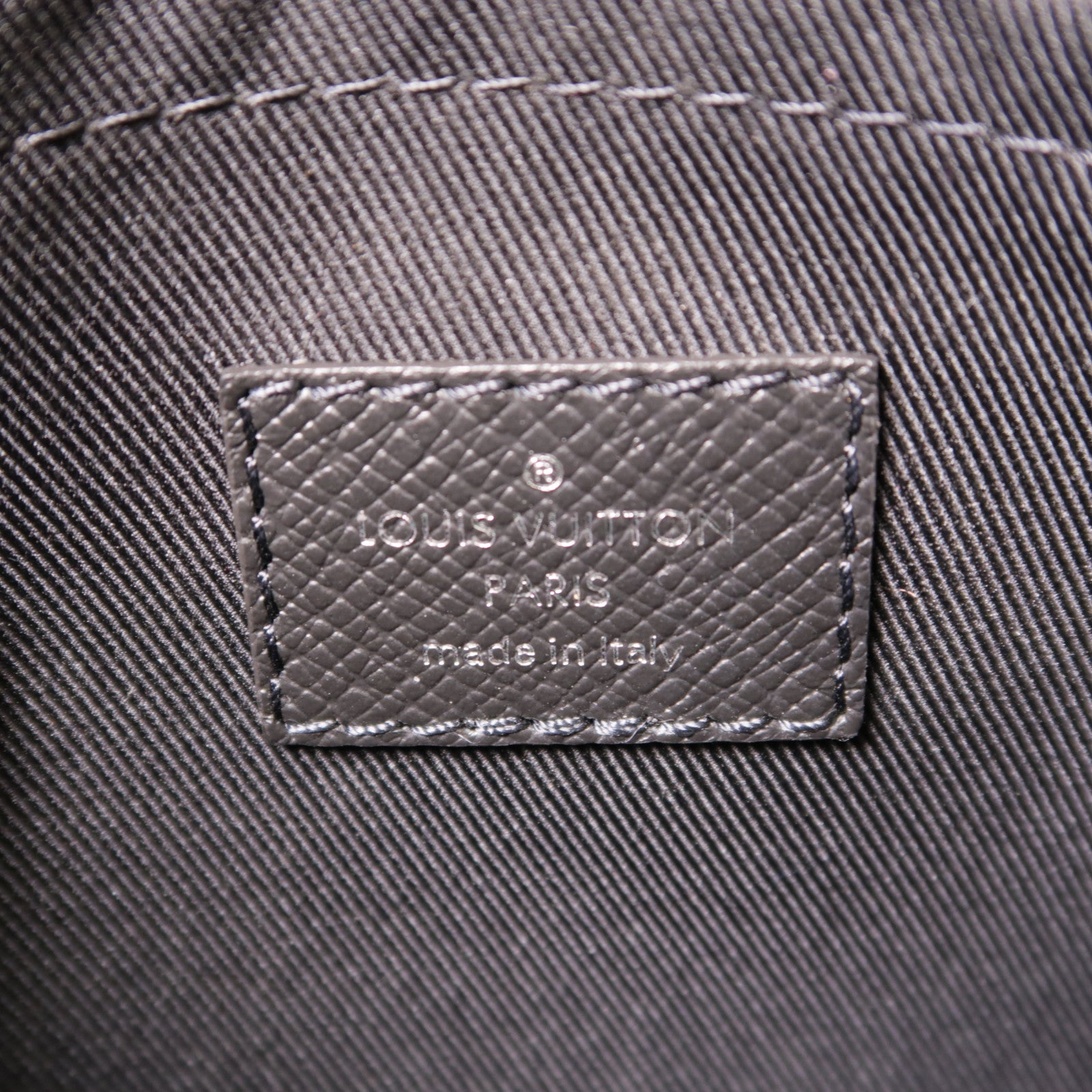 LOUIS VUITTON Monogram Eclipse/Taiga Outdoor Messenger銀扣肩背袋