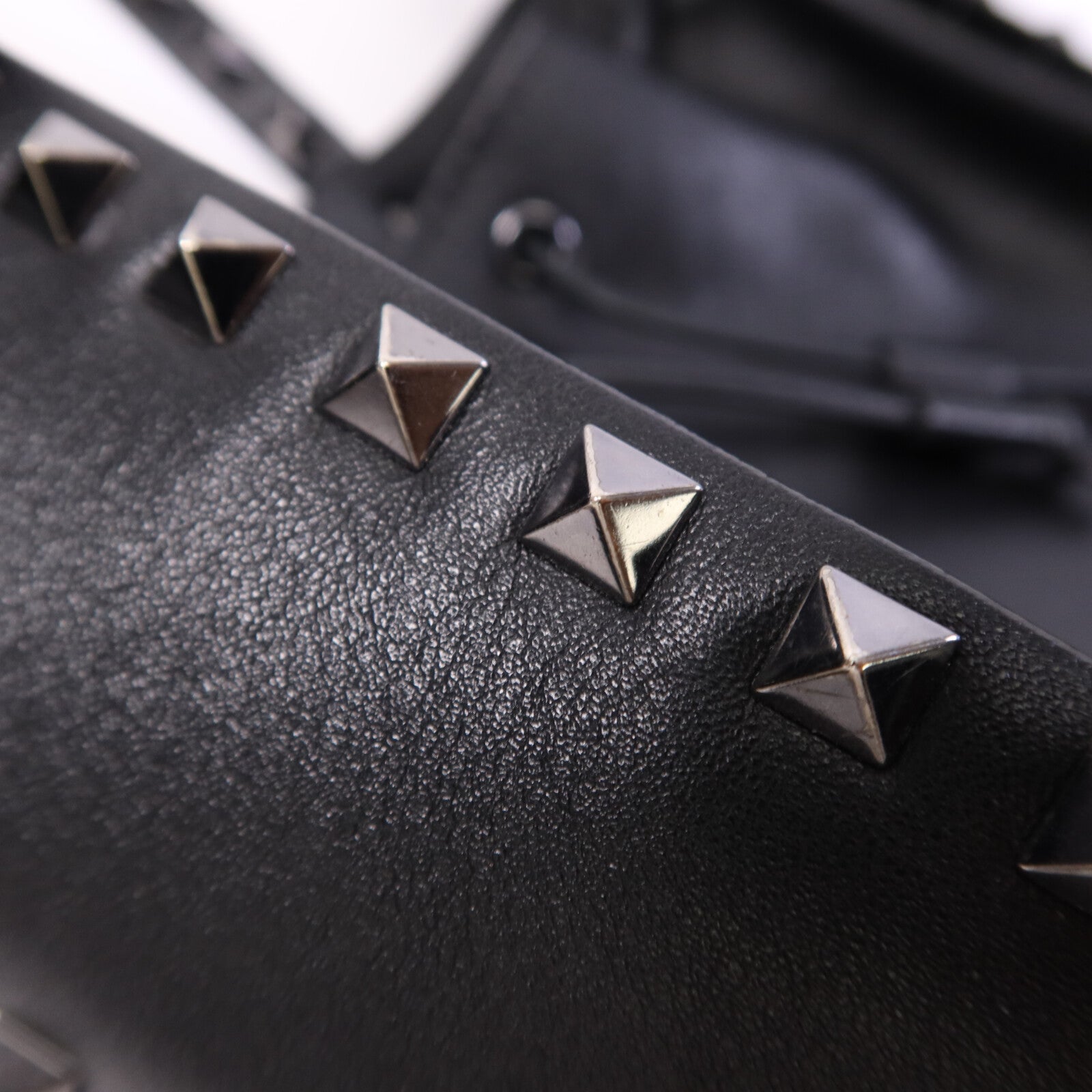 Valentino 牛皮皮革Bucket銀扣肩背袋