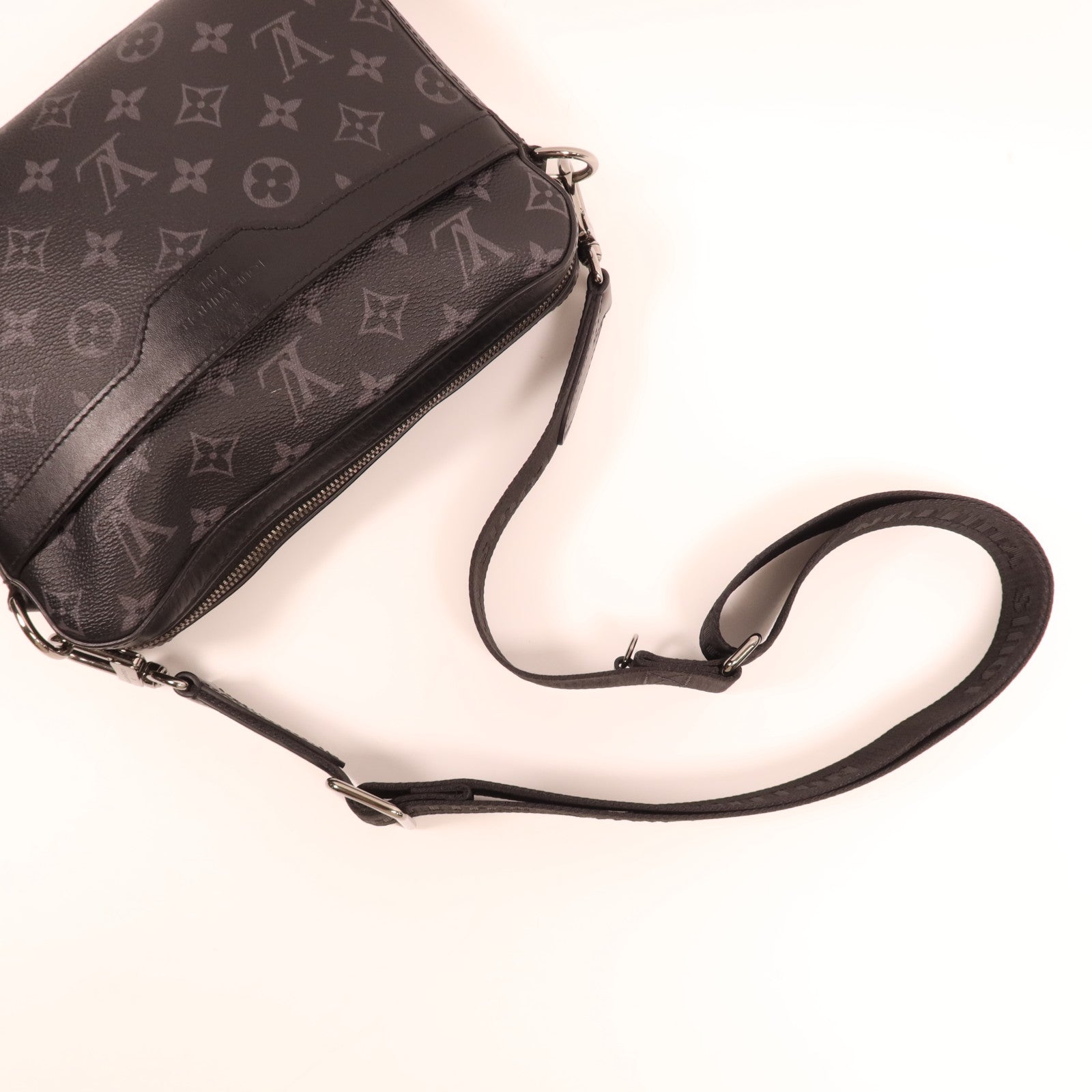 LOUIS VUITTON Monogram Eclipse Reverse Trio Messenger銀扣肩背袋灰色