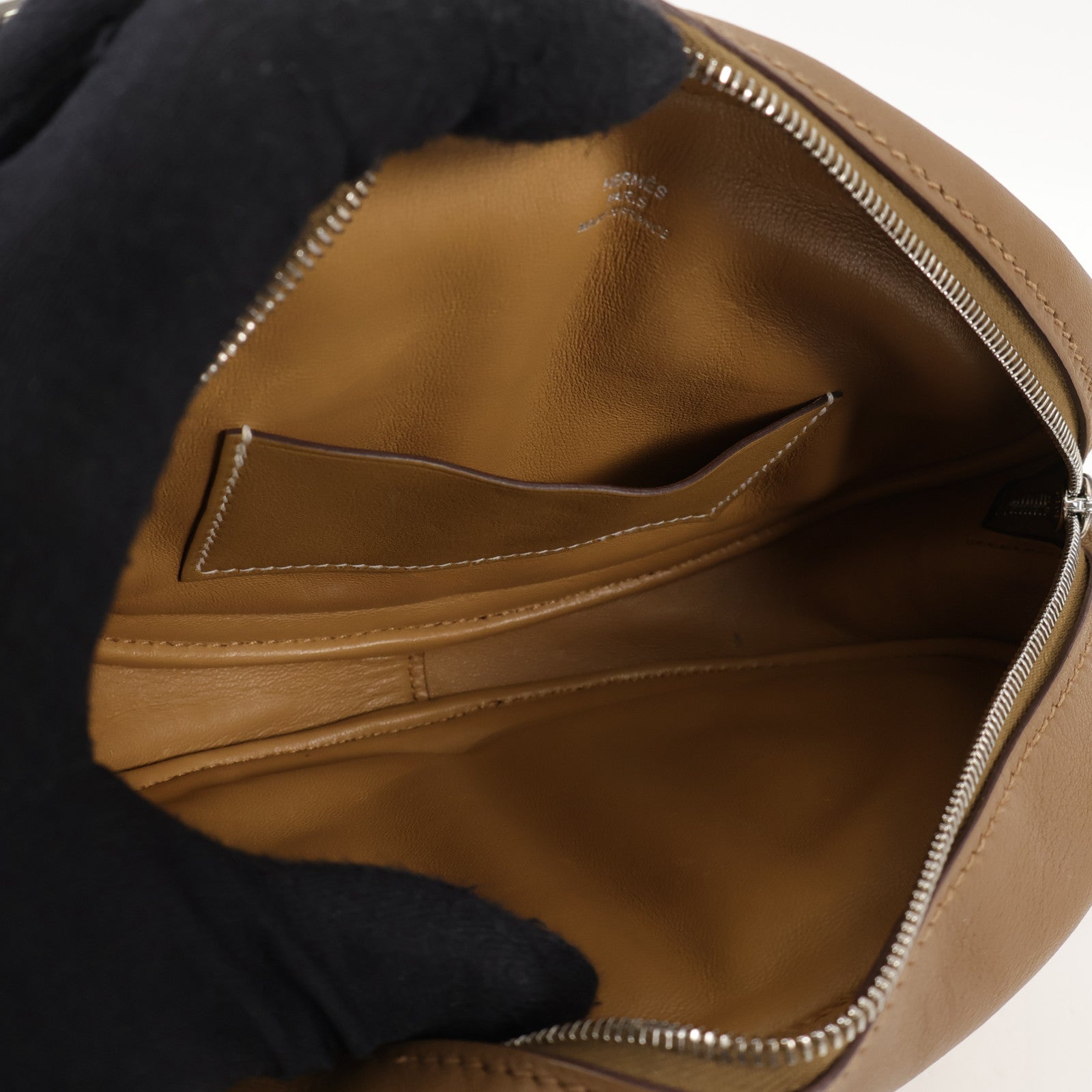 HERMES Swift皮革In the loop銀扣肩背袋Biscuit