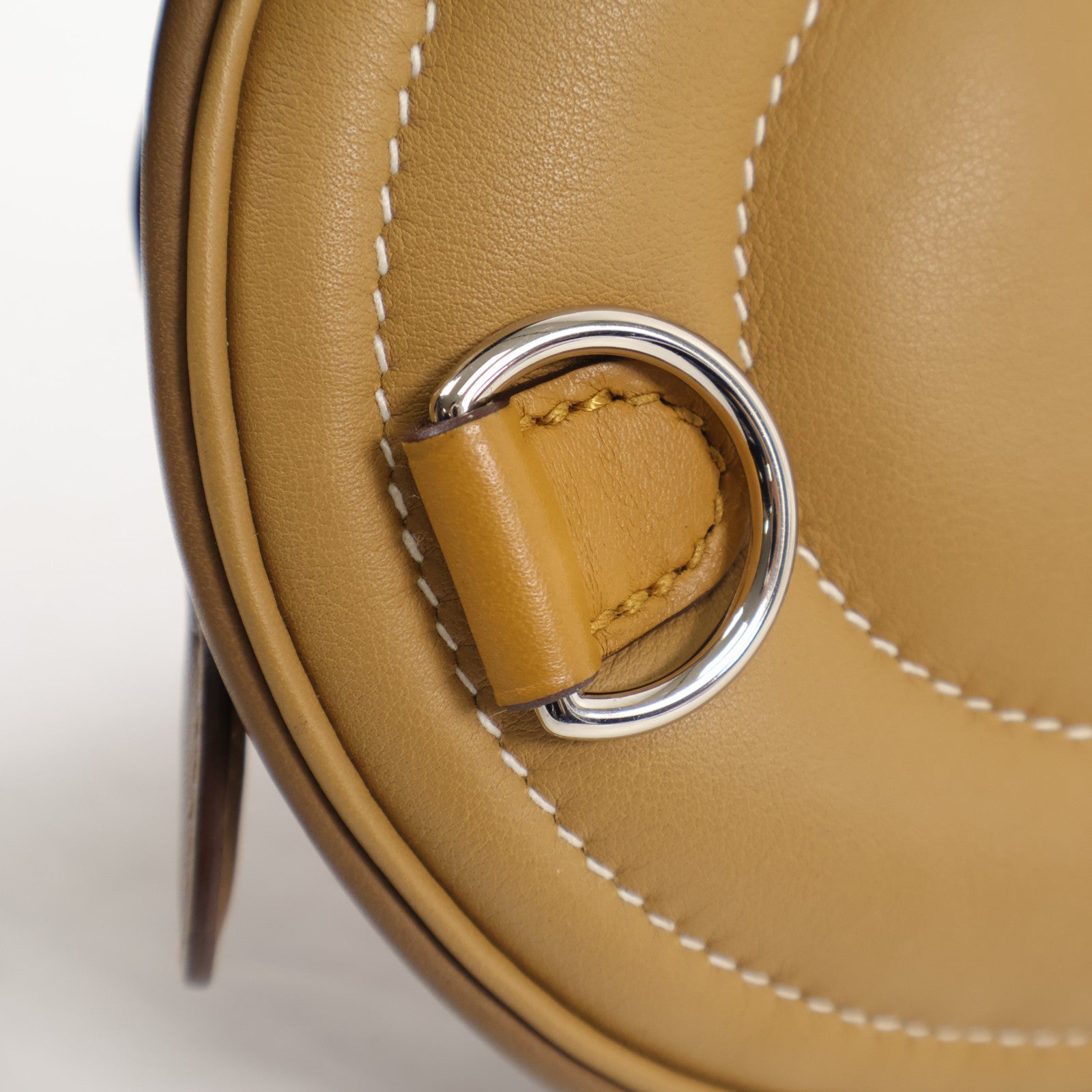 HERMES Swift皮革In the loop銀扣肩背袋Biscuit