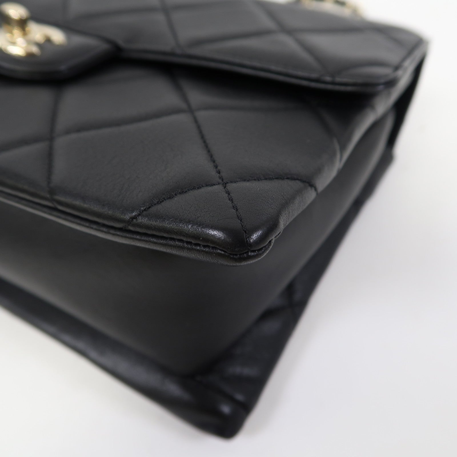 CHANEL 菱格牛皮皮革Chain Shoulder金扣鏈帶肩背袋黑色