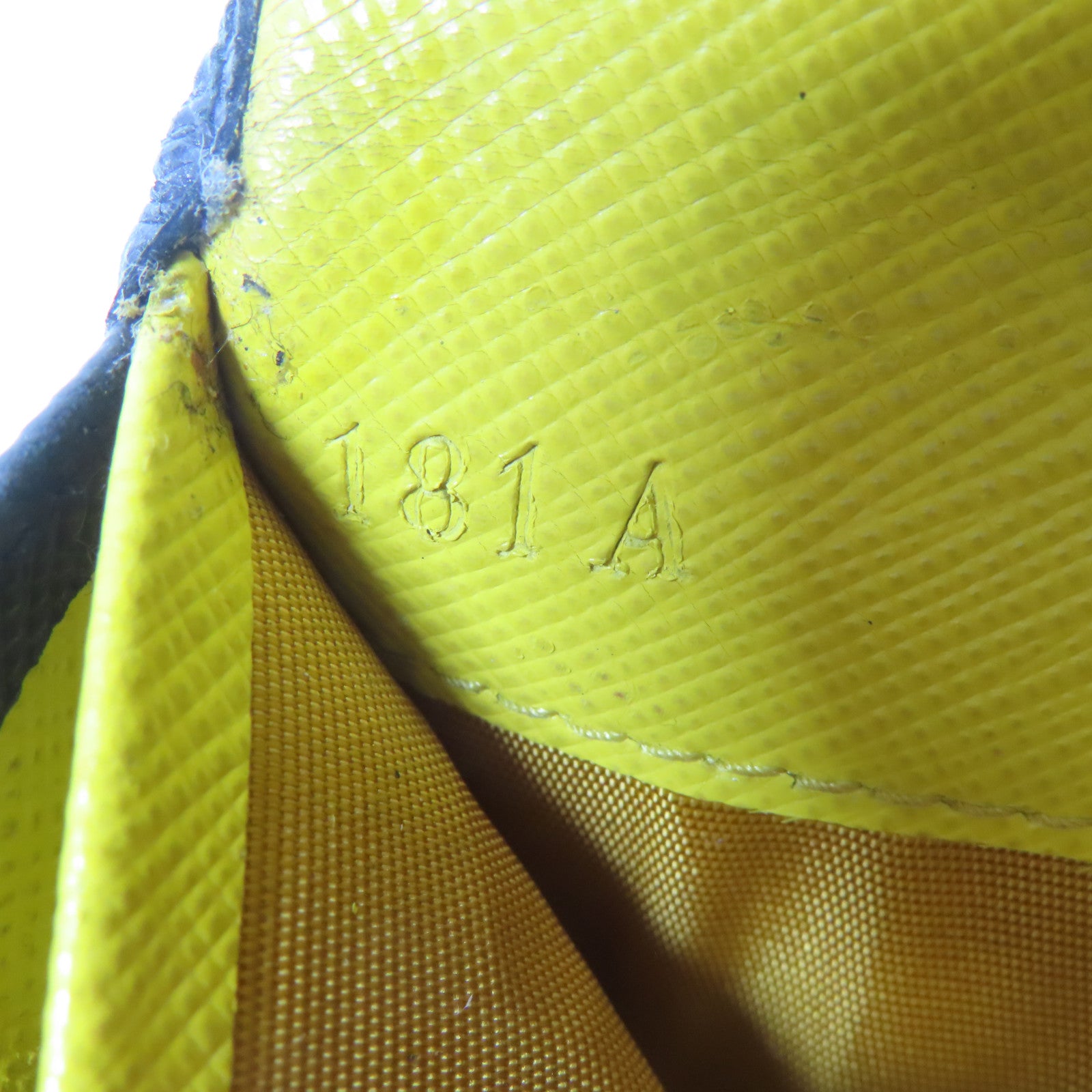 PRADA 【激減優惠】牛皮皮革Long Wallet啪鈕長錢包黑色/黃色