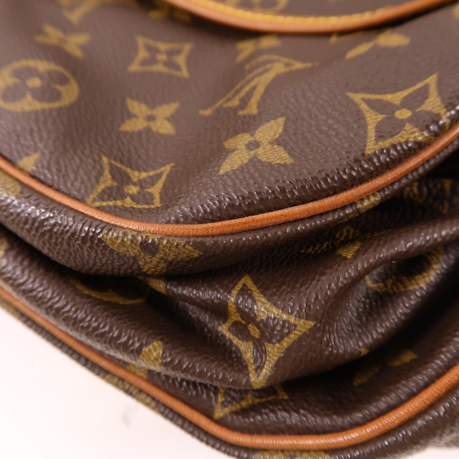 LOUIS VUITTON LV GHW Saumur 35 Crossbody Shoulder Bag M42254 Monogram Brown