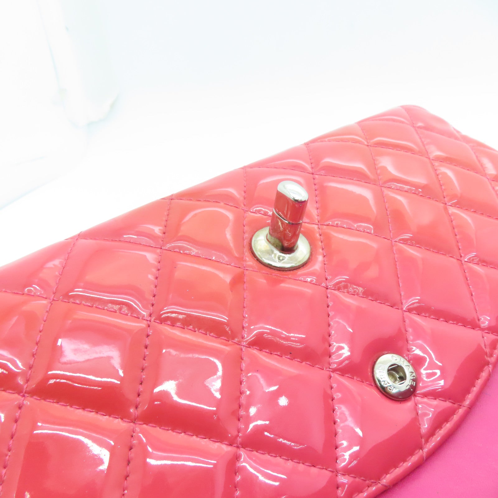 CHANEL 菱格漆皮皮革Classic银扣肩背袋粉红色