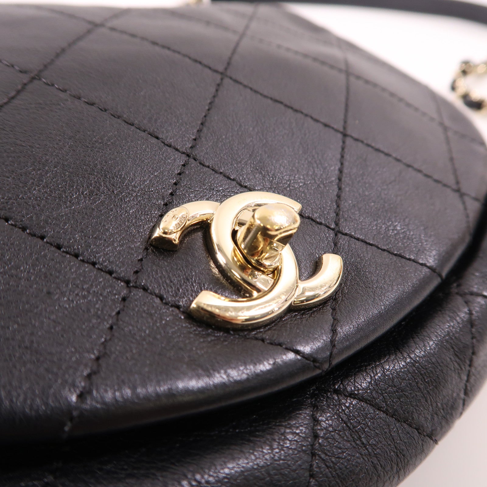 CHANEL 牛皮皮革Chain Shoulder金扣鏈帶肩背袋黑色