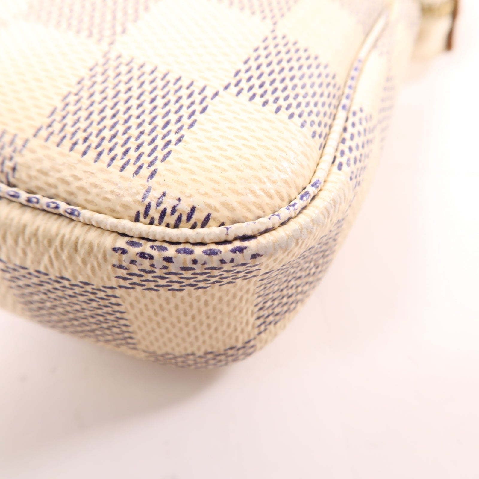 LOUIS VUITTON Damier Azur Mini Pochette Accessoires金扣手挽袋白色