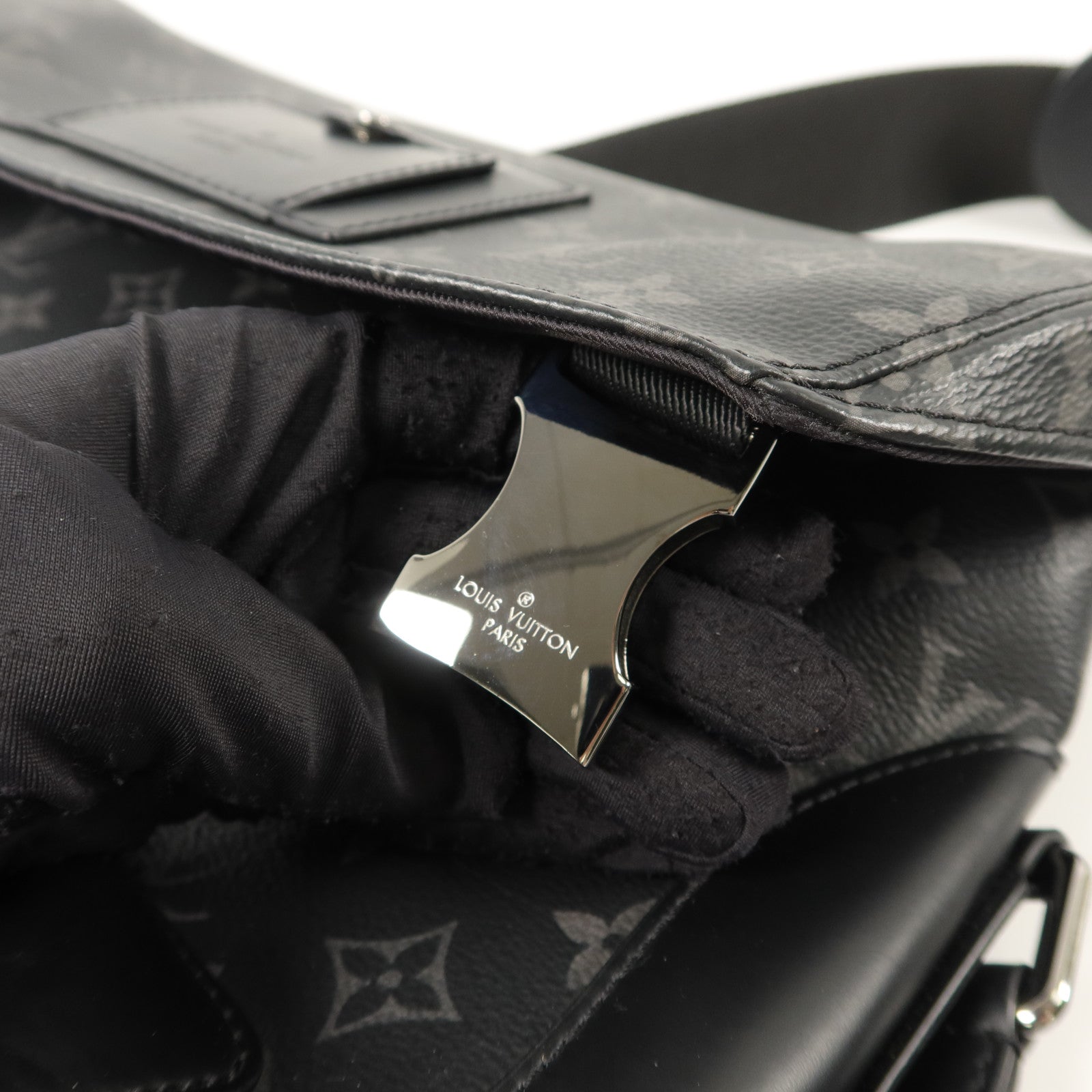 LOUIS VUITTON Monogram Eclipse Messenger PM Voyager肩背袋