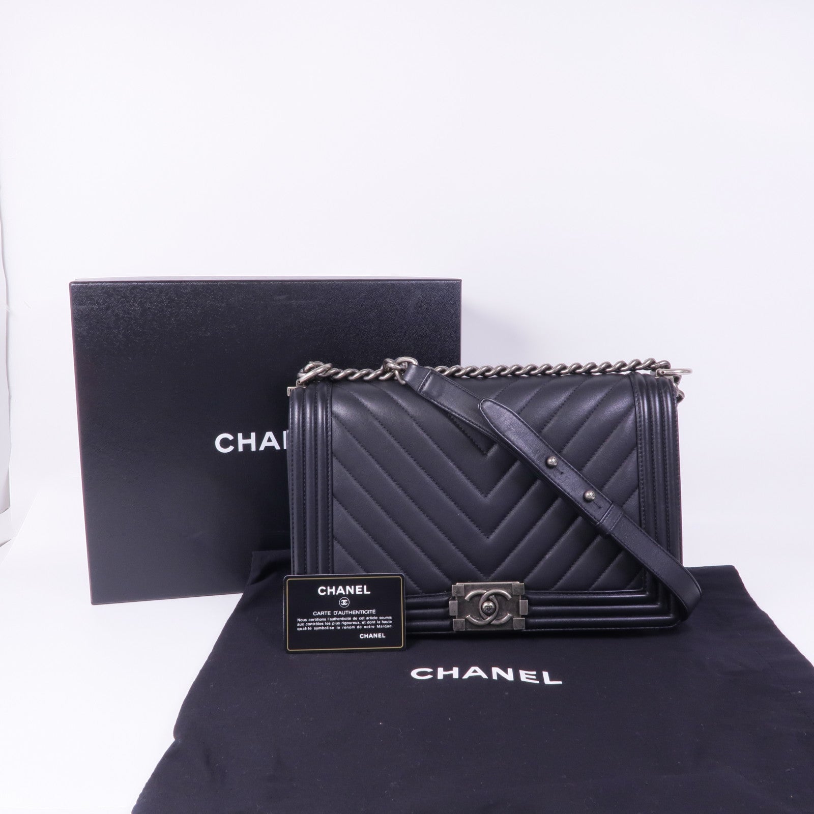 CHANEL 羊皮皮革Boy 28銀扣鏈帶肩背袋