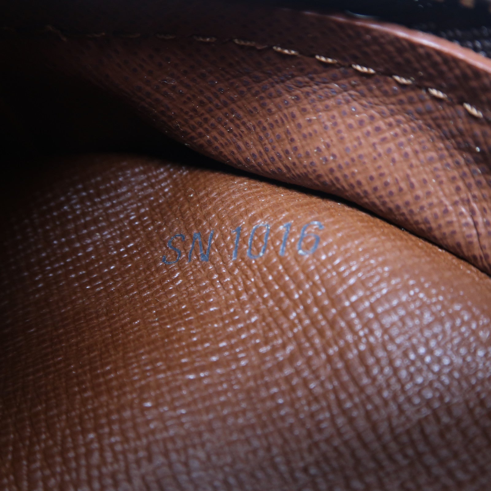 LOUIS VUITTON Monogram Blois Shoulder Bag金扣肩背袋啡色
