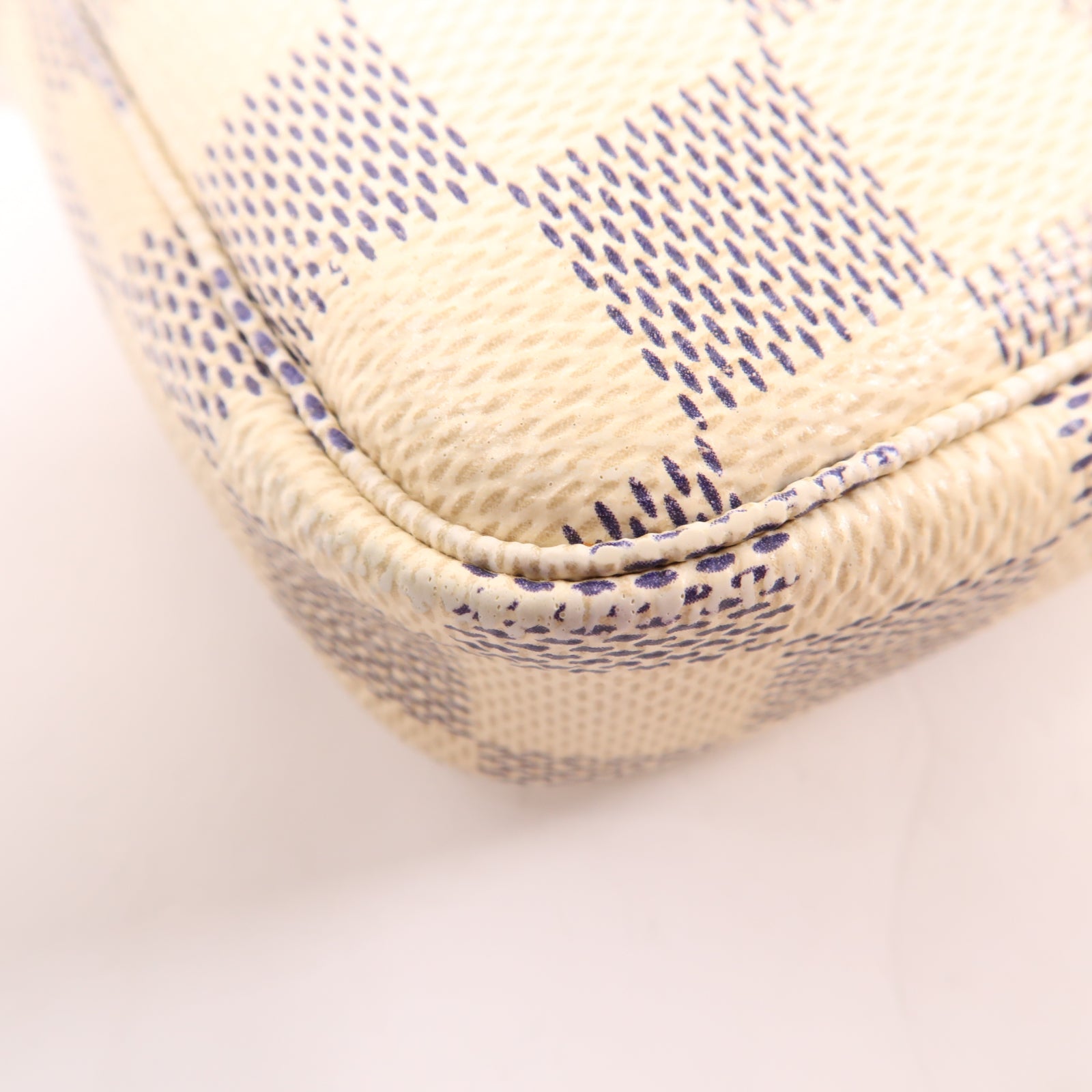 LOUIS VUITTON Damier Azur Mini Pochette Accessoires金扣手挽袋白色