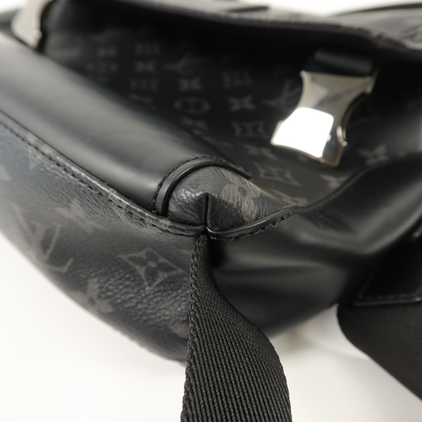 LOUIS VUITTON Monogram Eclipse Messenger PM Voyager肩背袋