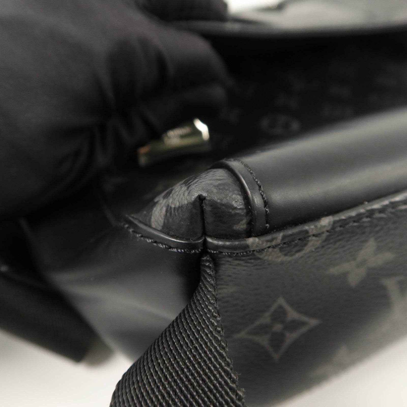 LOUIS VUITTON Monogram Eclipse Messenger PM Voyager肩背袋