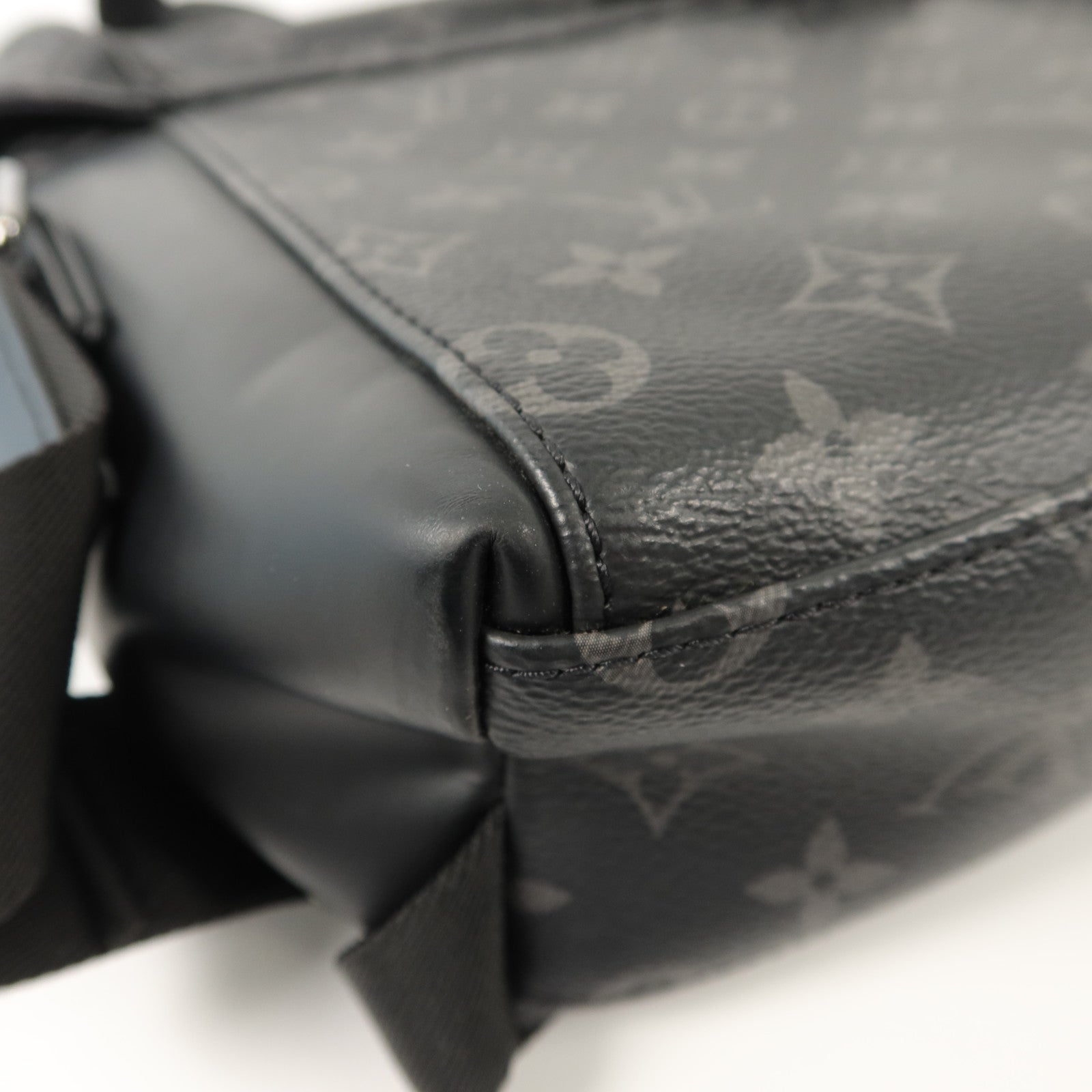 LOUIS VUITTON Monogram Eclipse Messenger PM Voyager肩背袋
