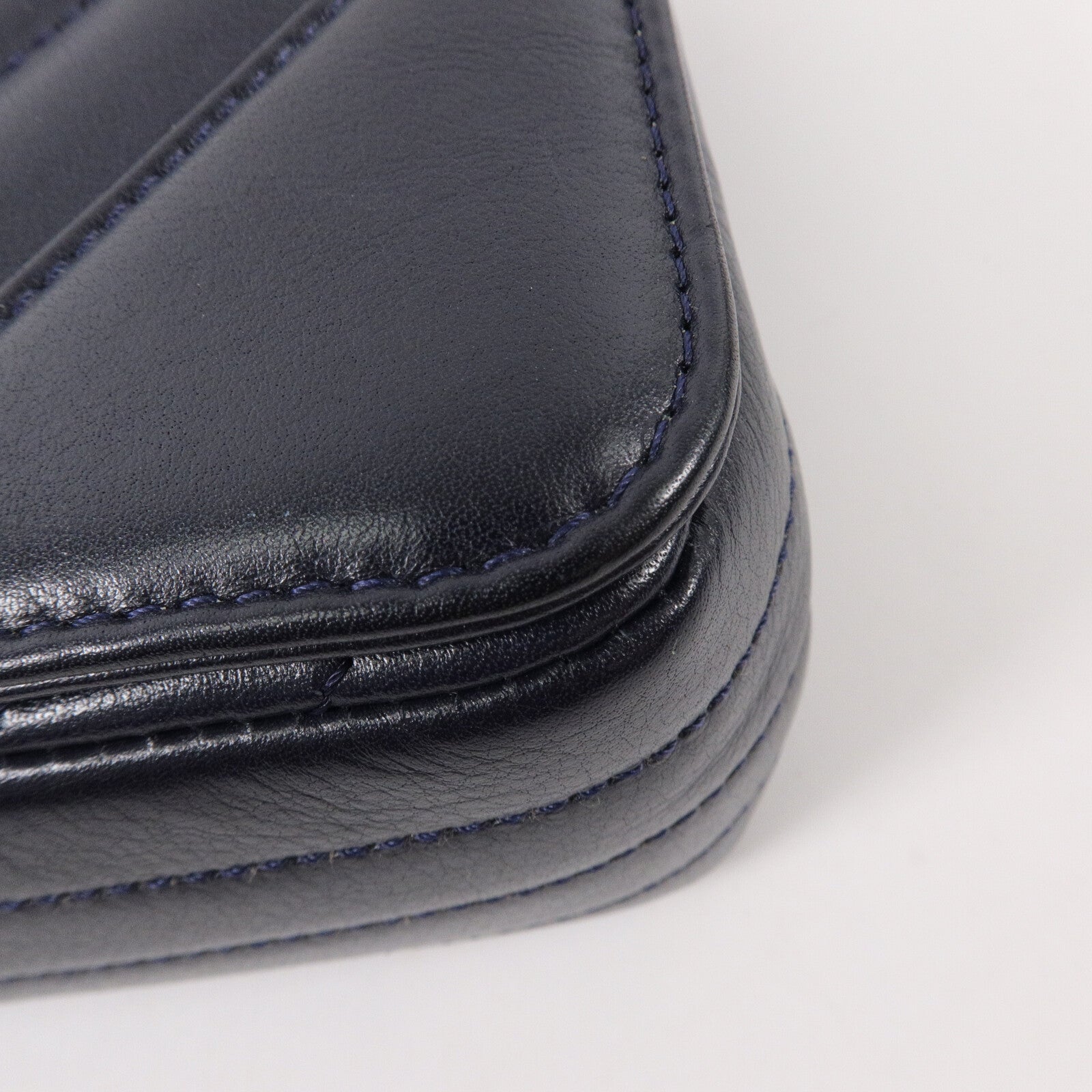 CHANEL 牛皮皮革Chevron Flap Bag鏈帶肩背袋