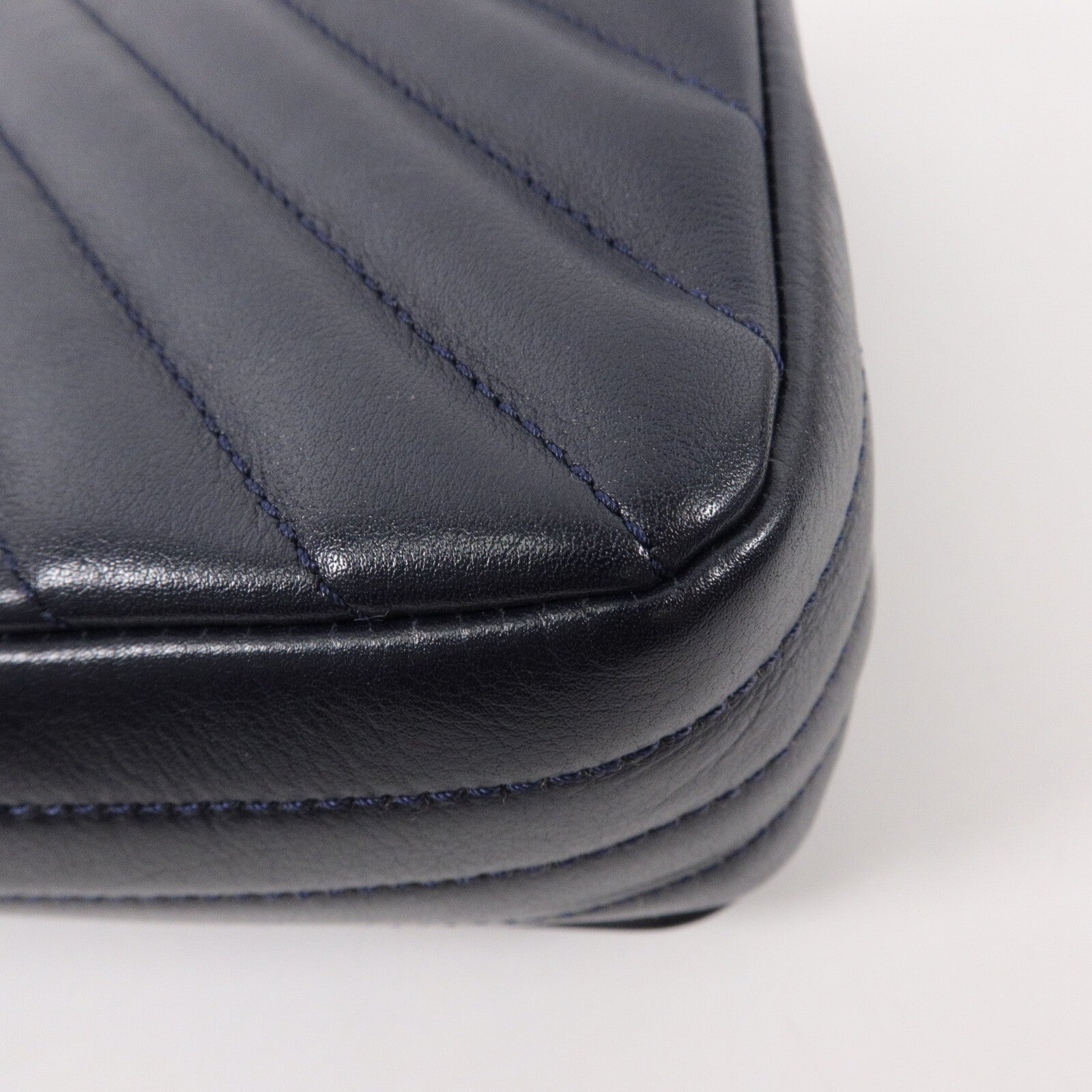 CHANEL 牛皮皮革Chevron Flap Bag鏈帶肩背袋