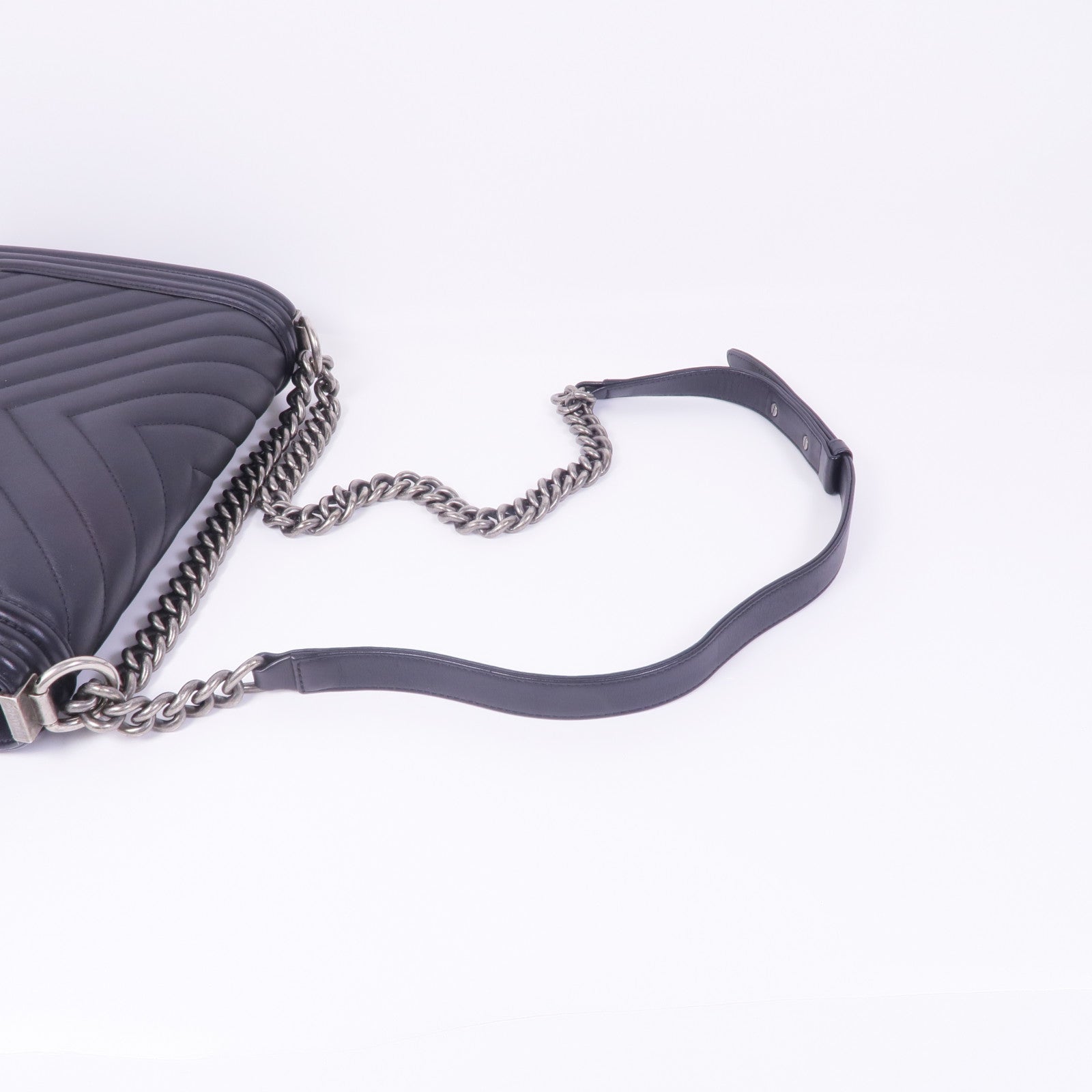 CHANEL 羊皮皮革Boy 28銀扣鏈帶肩背袋