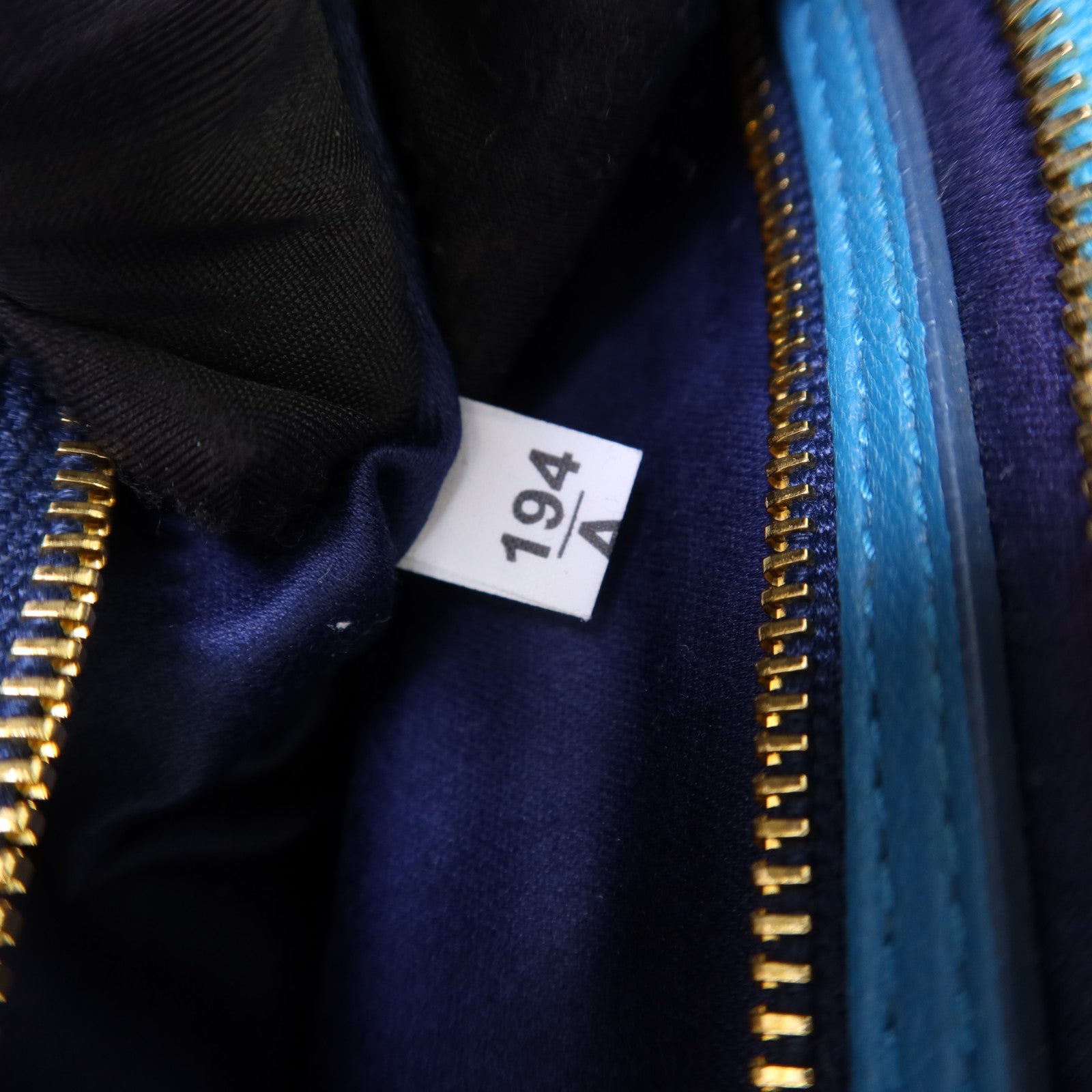 Miu Miu 牛皮皮革Clutch Bag金扣手拿包