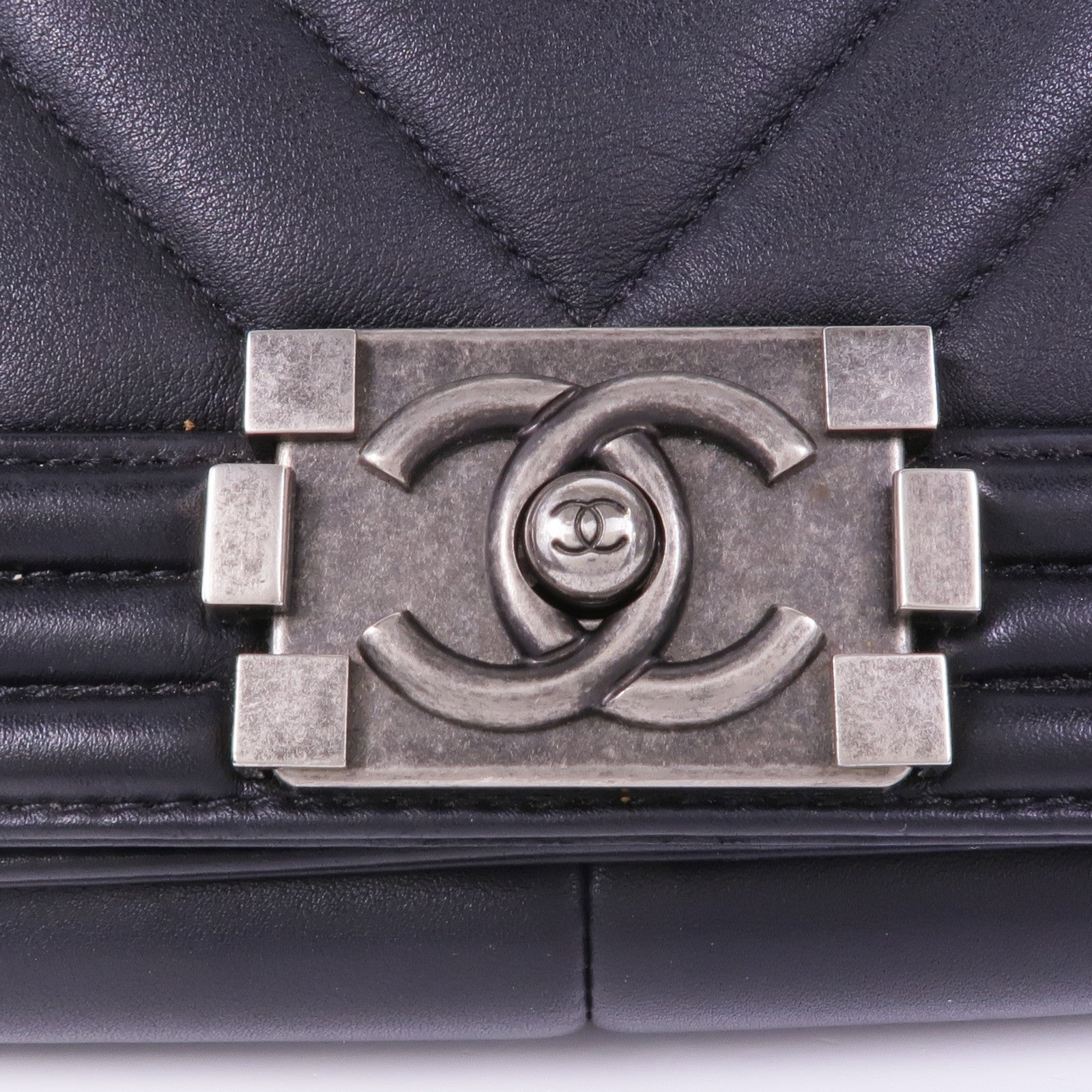 CHANEL 羊皮皮革Boy 28銀扣鏈帶肩背袋