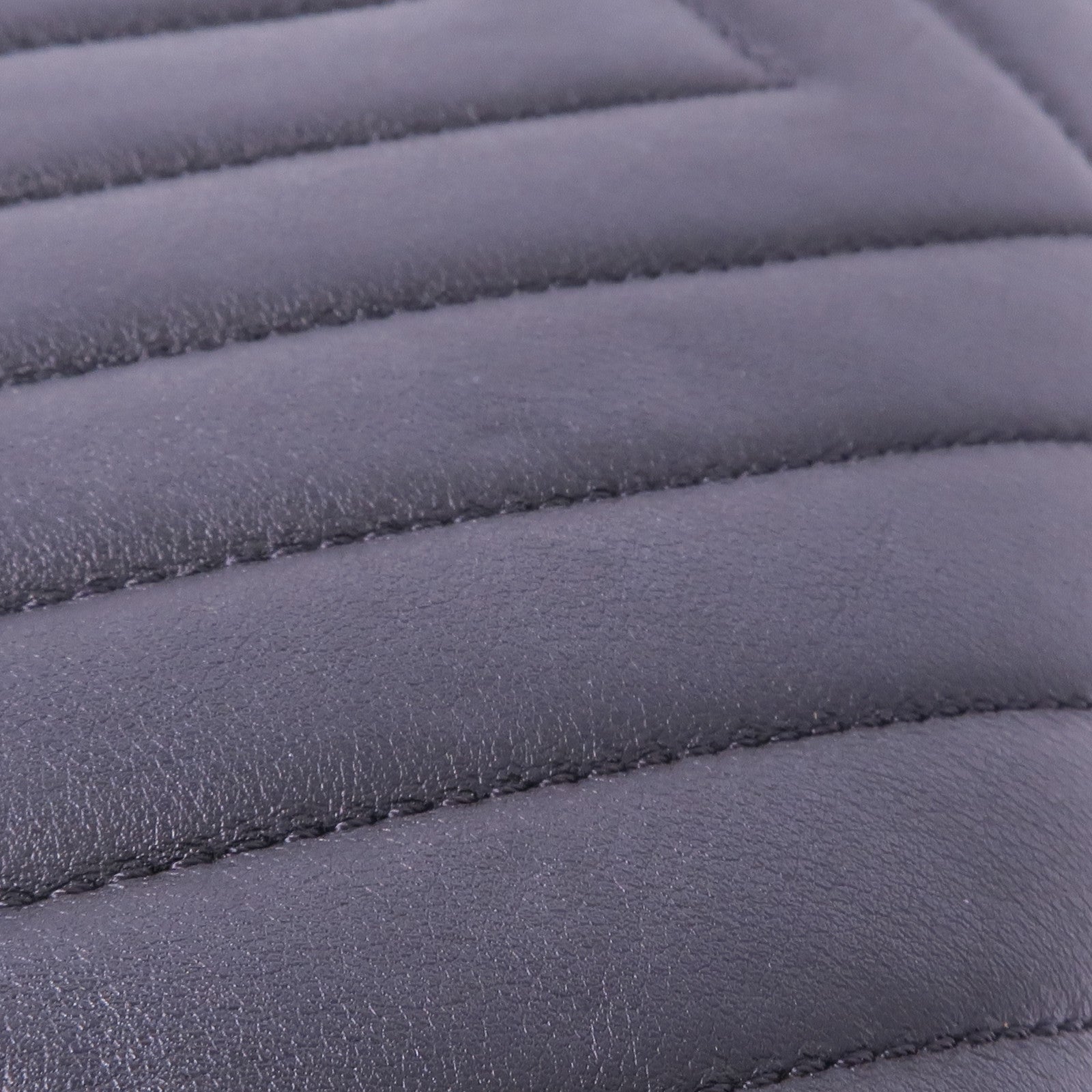 CHANEL 羊皮皮革Boy 28銀扣鏈帶肩背袋