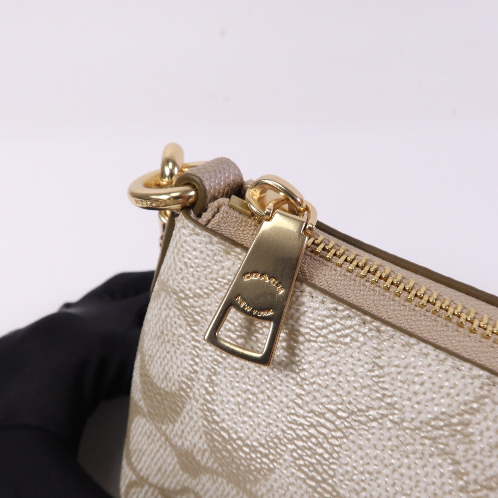 COACH 帆布Charlotte Signature金扣肩背袋