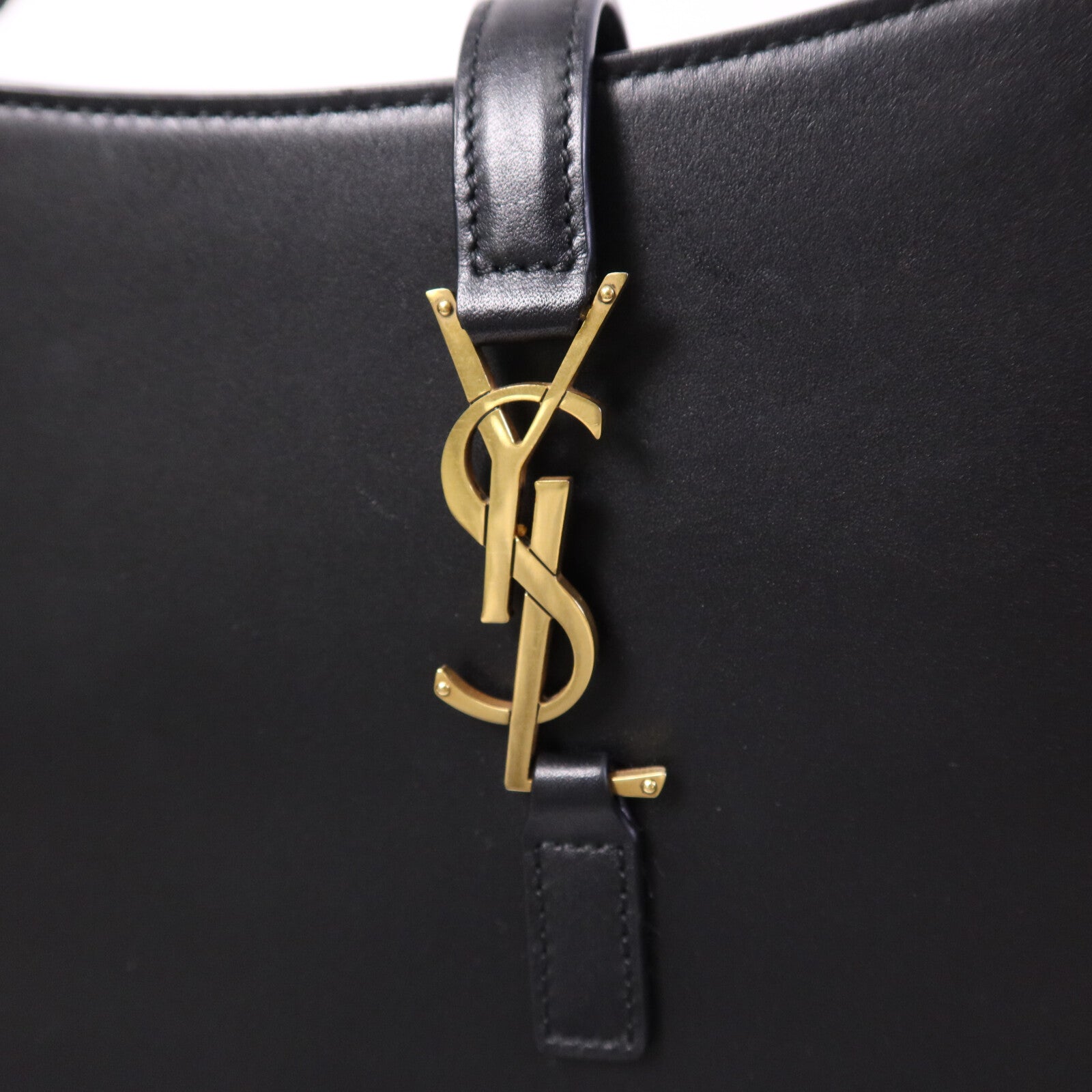 YVES SAINT LAURENT 牛皮皮革LE5A7金扣手挽袋