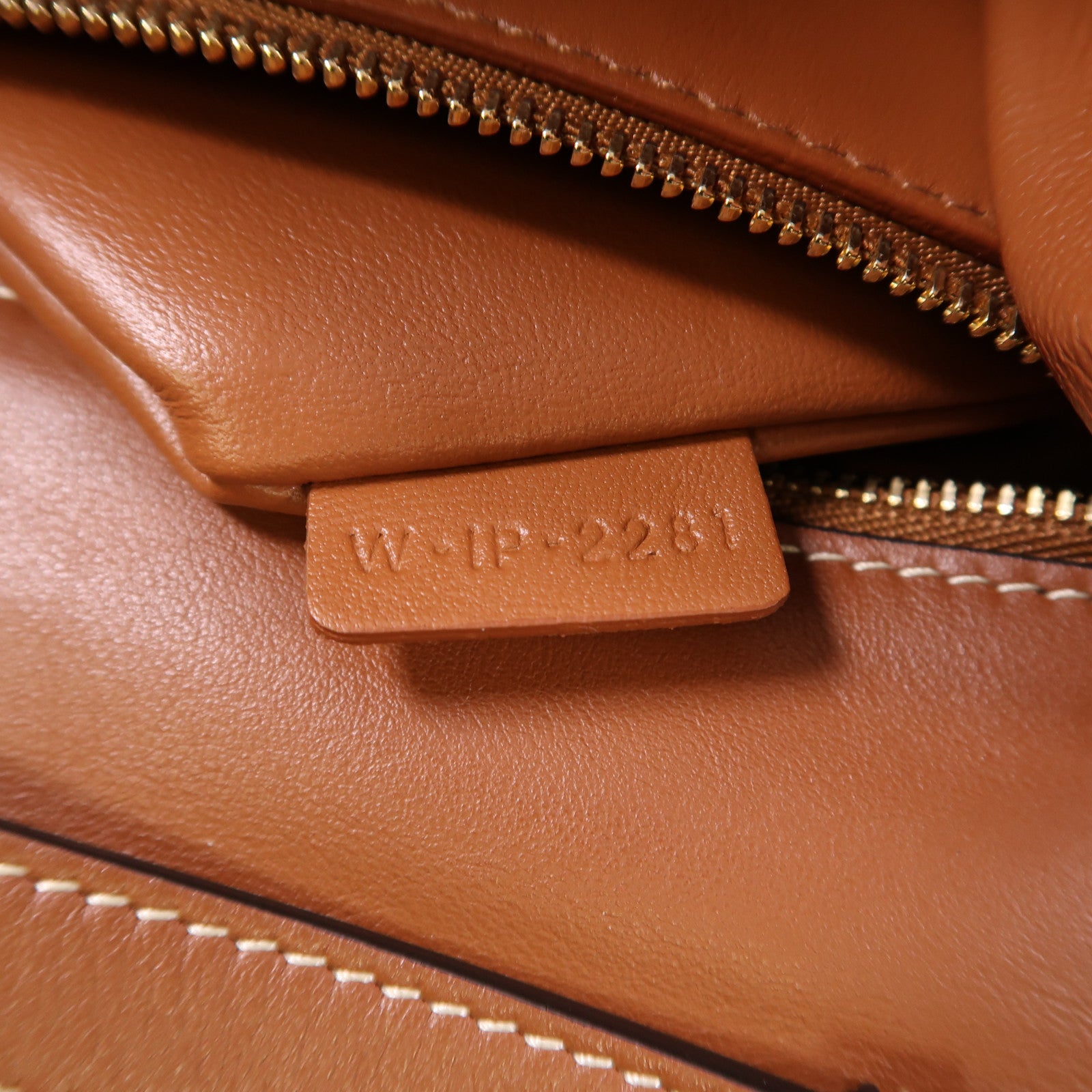 CELINE 牛皮皮革Medium Tabou金扣肩背袋啡色