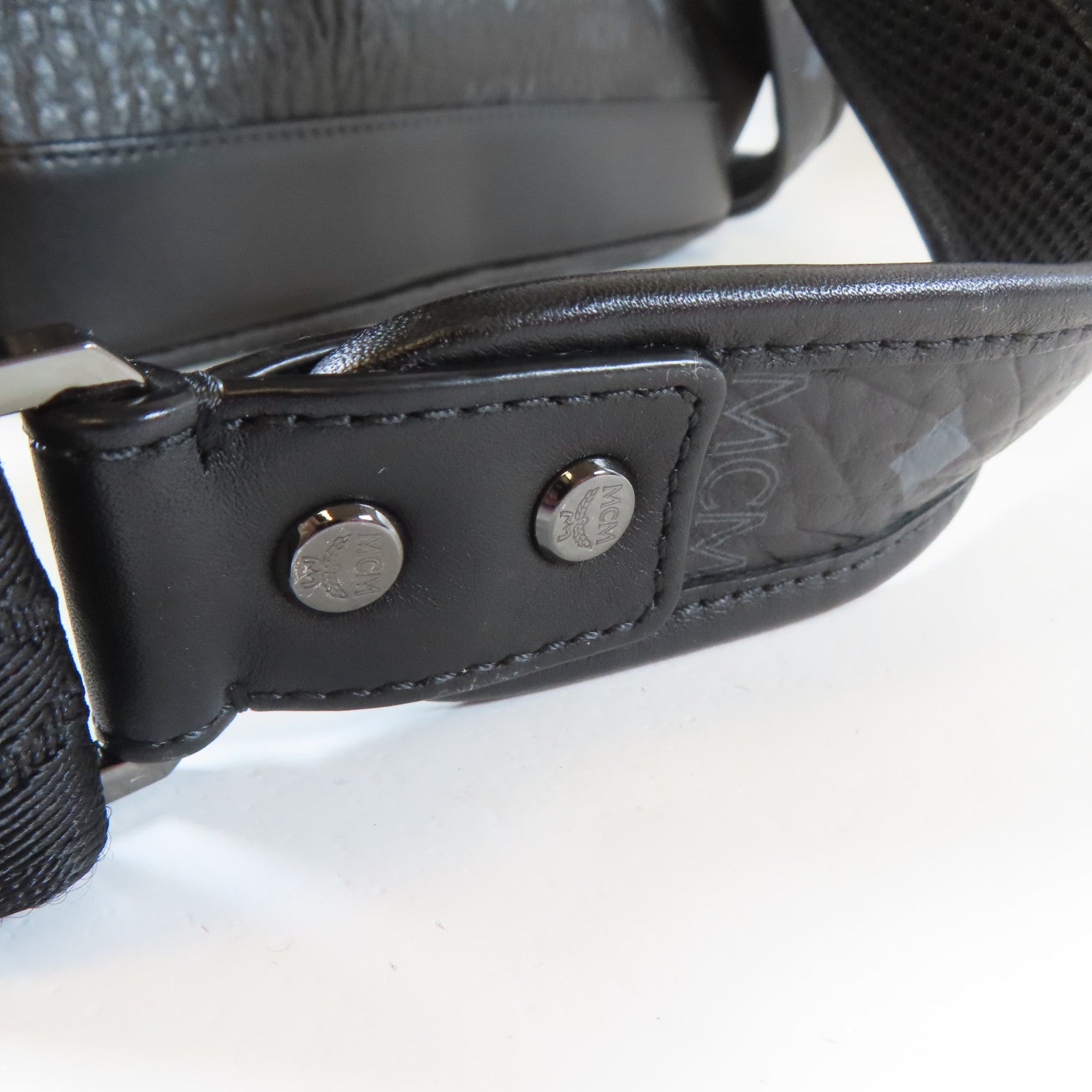 MCM 【激減優惠】牛皮皮革Backpack黑扣背包黑色