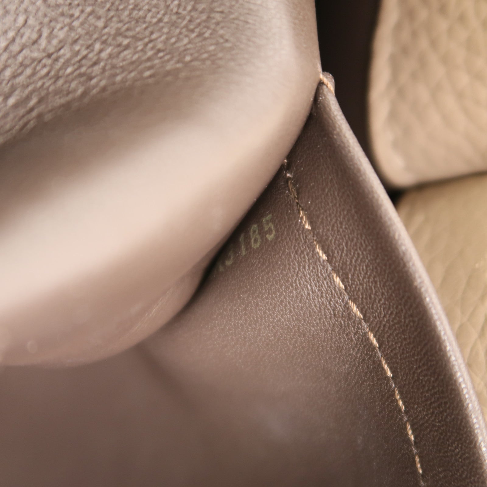 LOUIS VUITTON 【激減優惠】Taurillon Capucines GM金扣肩背袋