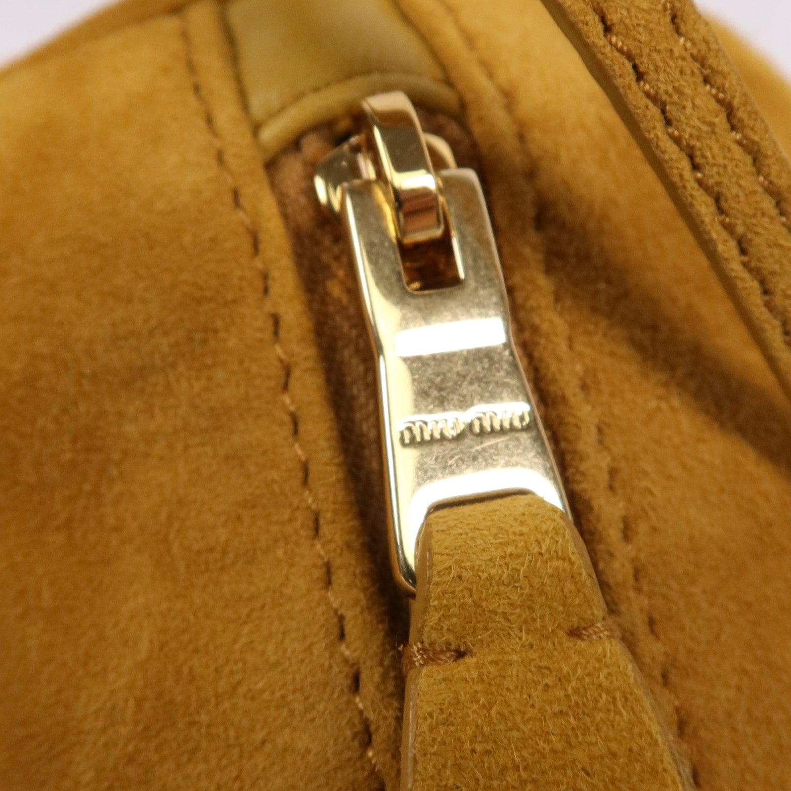 Miu Miu 麂皮皮革Shoulder Pouch金扣肩背袋