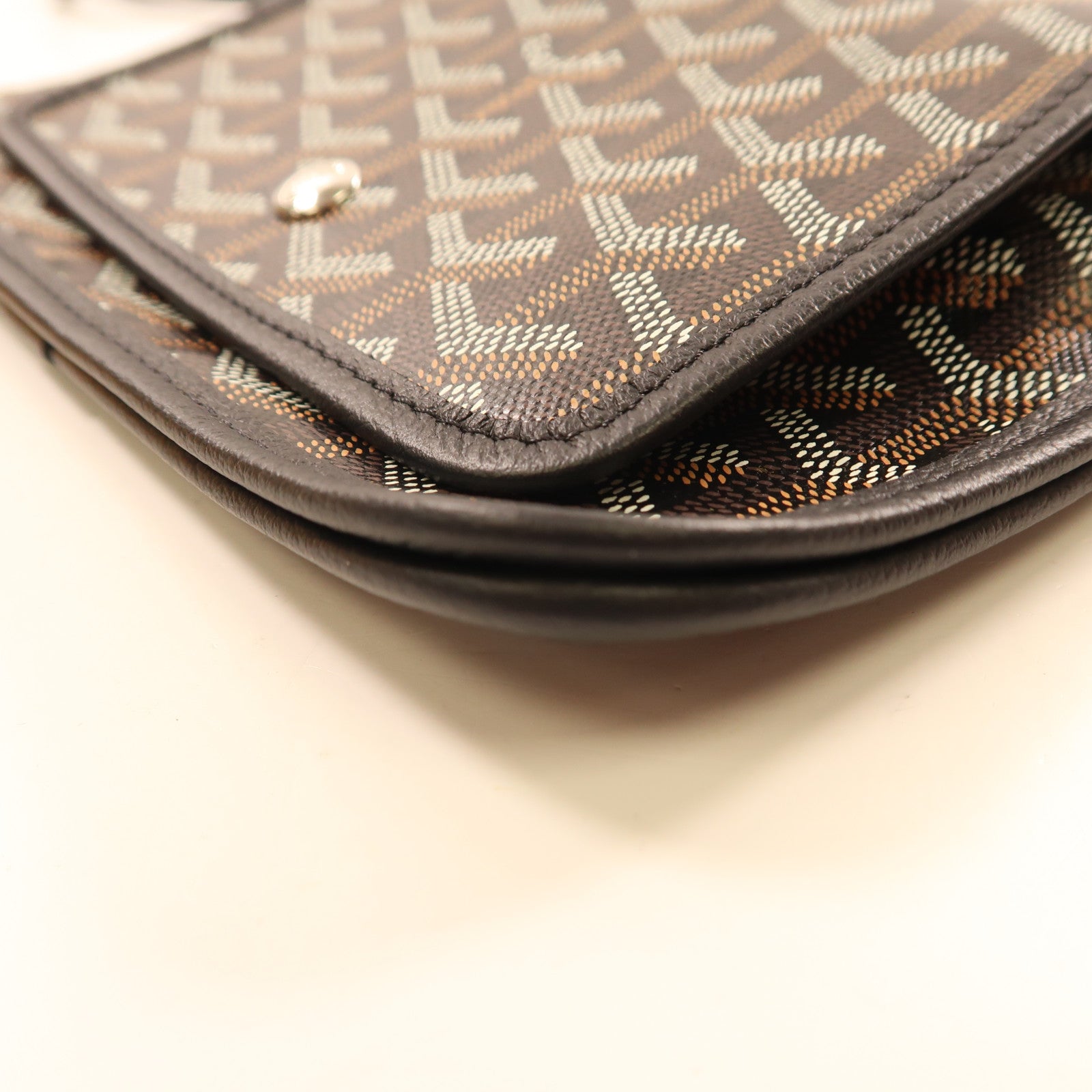 GOYARD 塗層帆布Plumet Pocket銀扣肩背袋